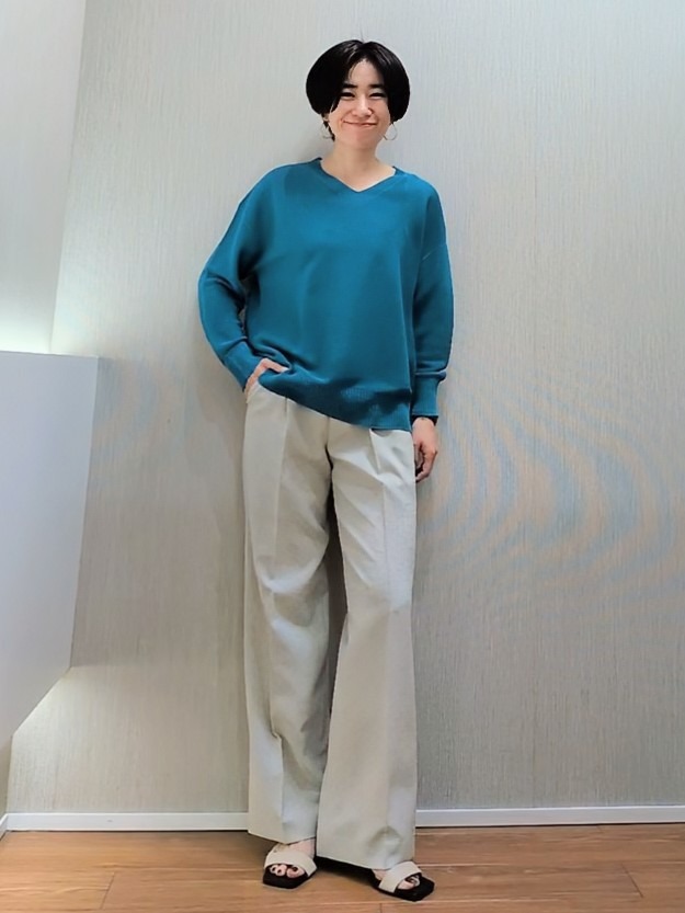 ミズタさんの「UNTITLED｜【7色展開/洗える/程よい透け感】ドライタッチVネックニット」を使ったコーディネート