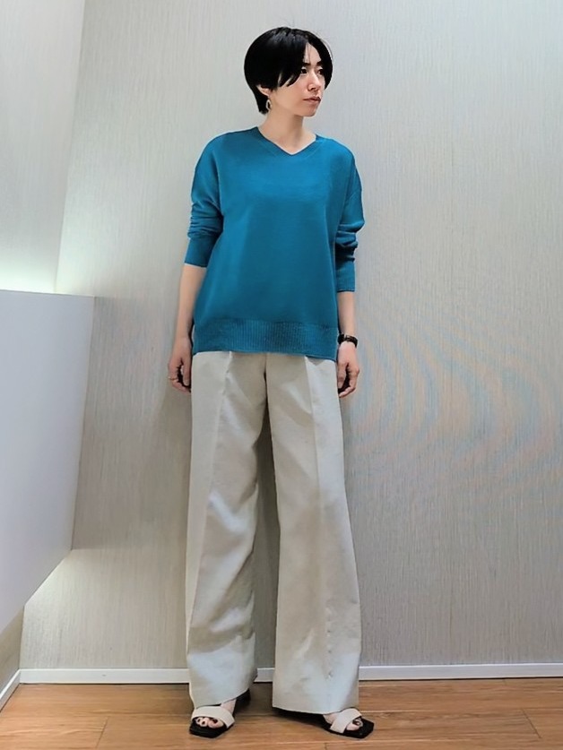 ミズタさんの「UNTITLED｜【7色展開/洗える/程よい透け感】ドライタッチVネックニット」を使ったコーディネート