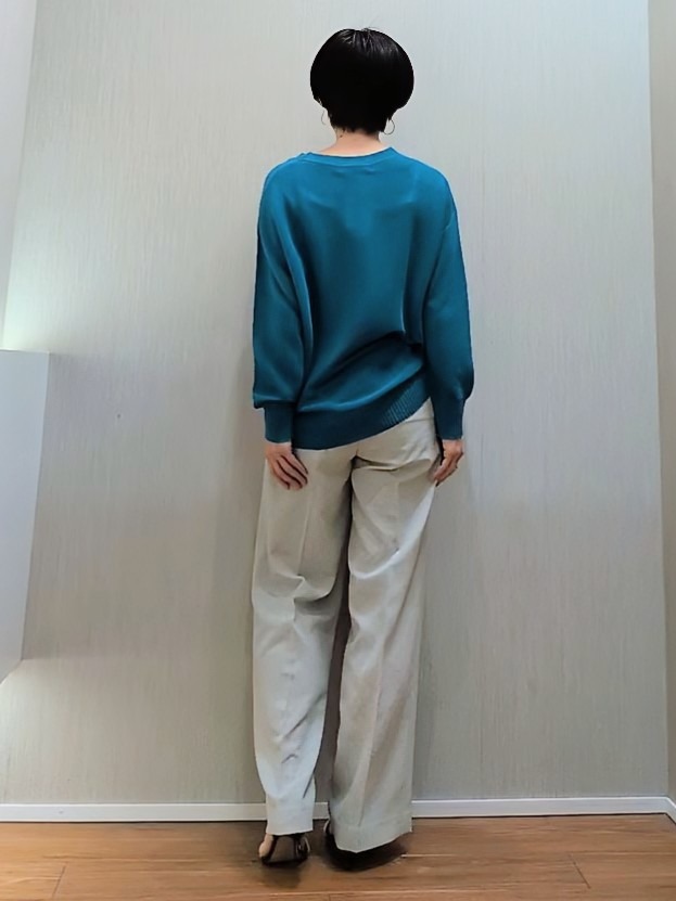 ミズタさんの「UNTITLED｜【7色展開/洗える/程よい透け感】ドライタッチVネックニット」を使ったコーディネート