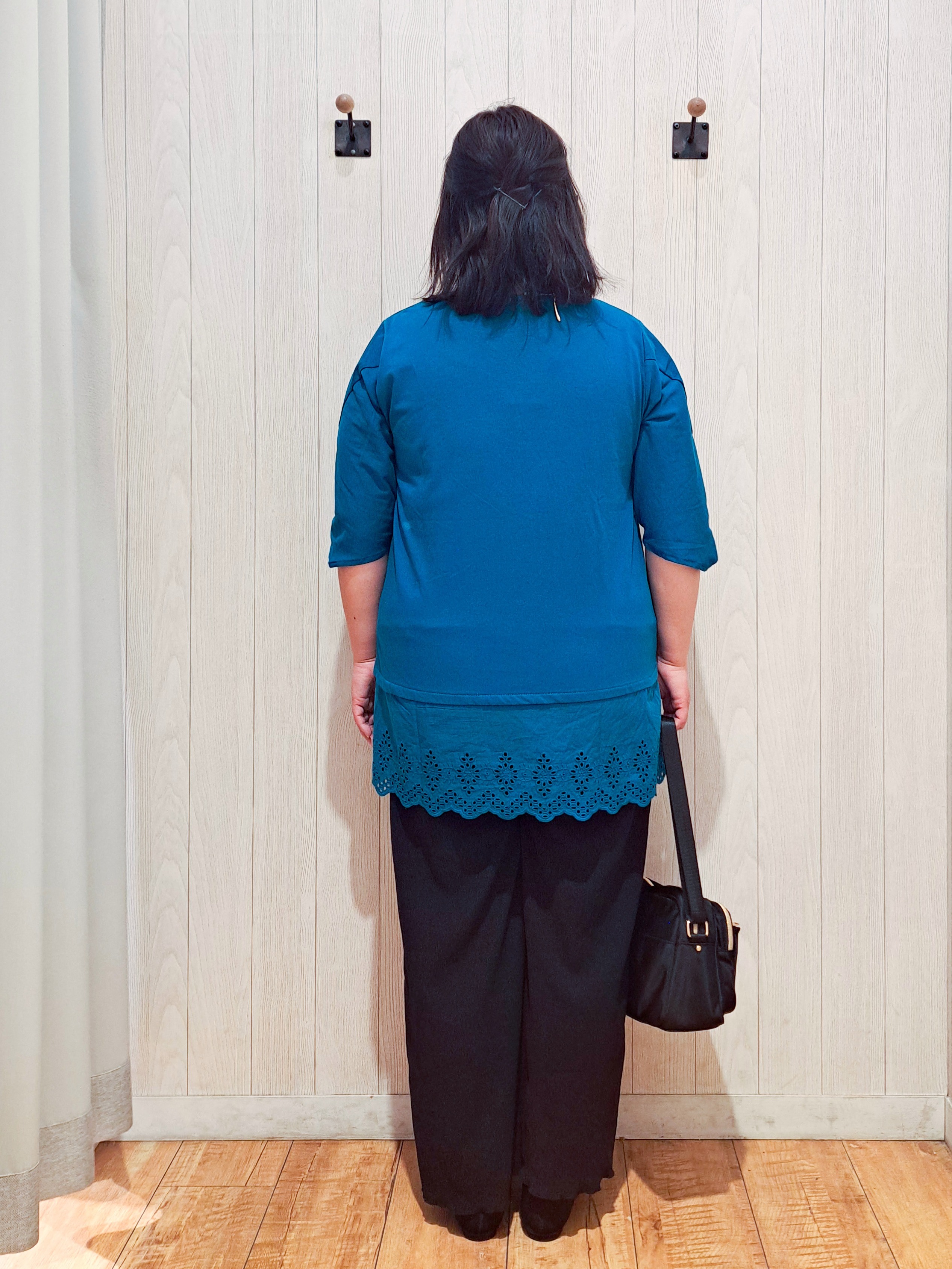 kotomiさんの「SHOO･LA･RUE｜【洗濯機可/ひんやり/S-LL】裾レース切り替え ねじりお袖チュニック」を使ったコーディネート