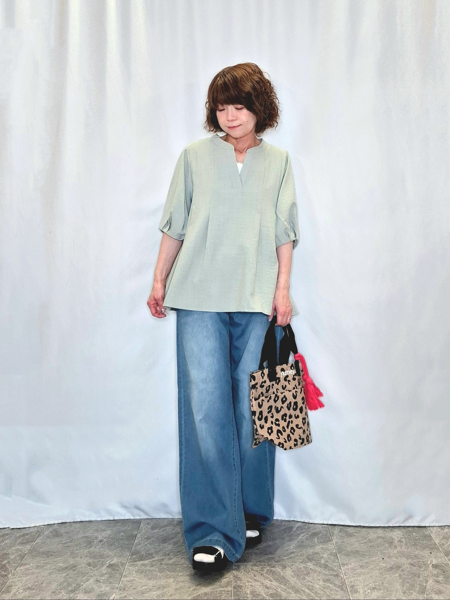 ぬーさんの「SHOO･LA･RUE｜【洗濯機可/ひんやり/UV】さらっとしたタッチが心地よい ショート丈 Vネックカーディガン」を使ったコーディネート