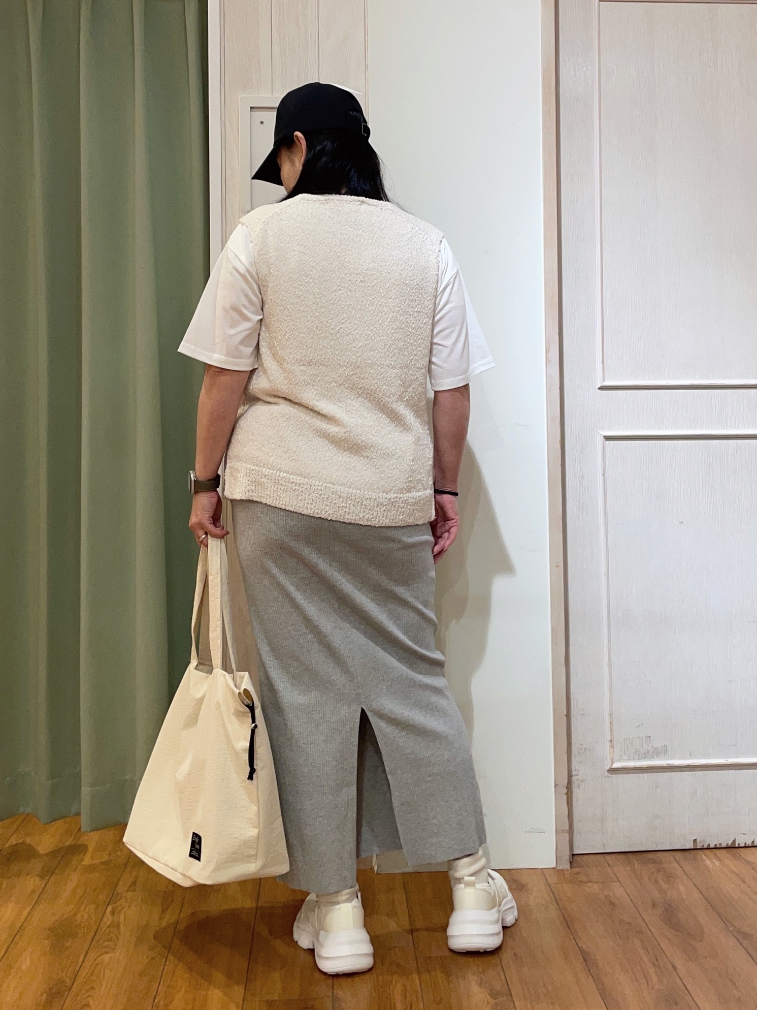 ke-yさんの「SHOO･LA･RUE｜【2点セット/S-LL】ニットベスト＆ロゴTシャツSET」を使ったコーディネート