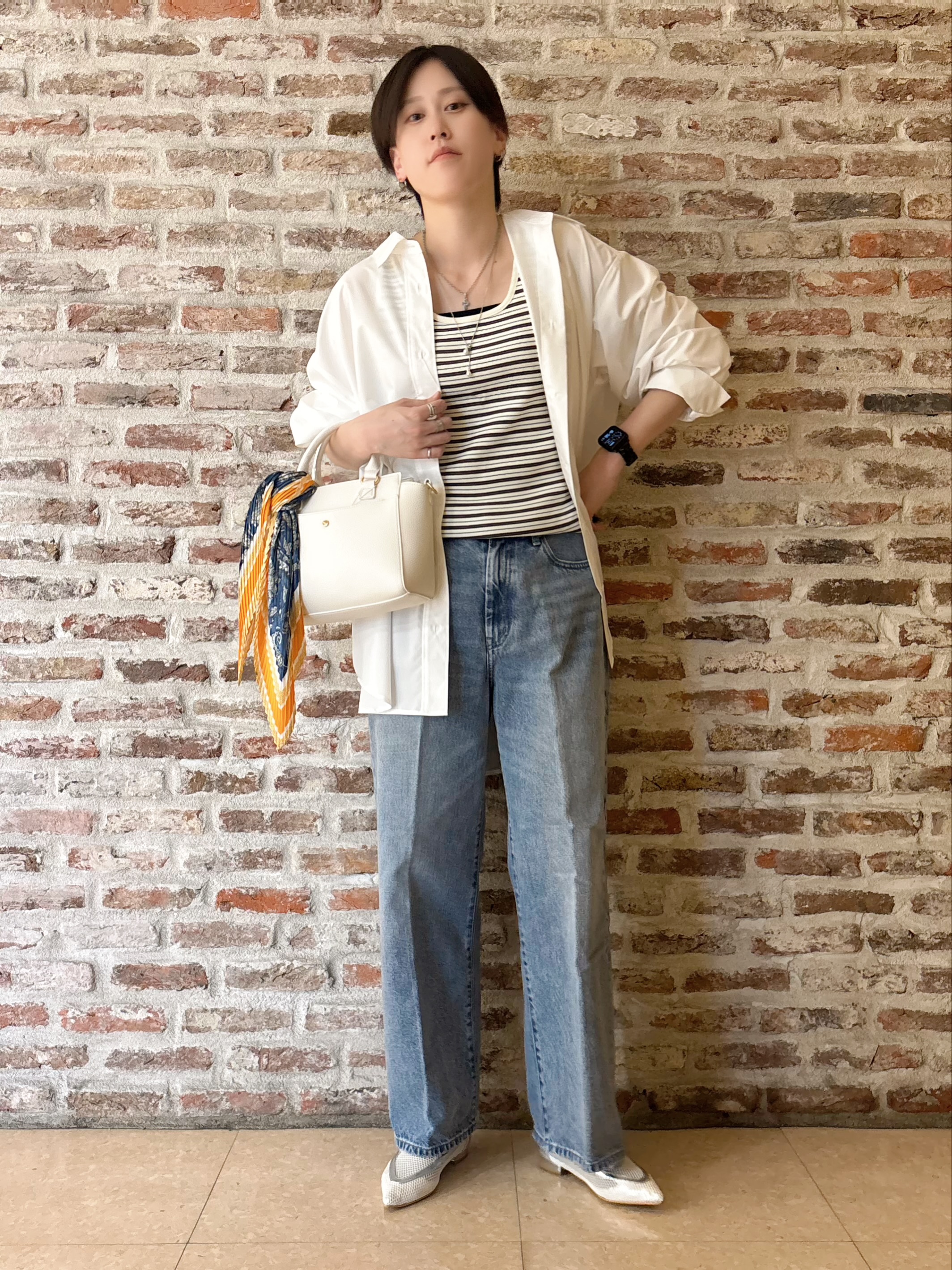 しばさんの「THE SHOP TK｜ゆったりシルエットで体型カバー ロングシャツ」を使ったコーディネート