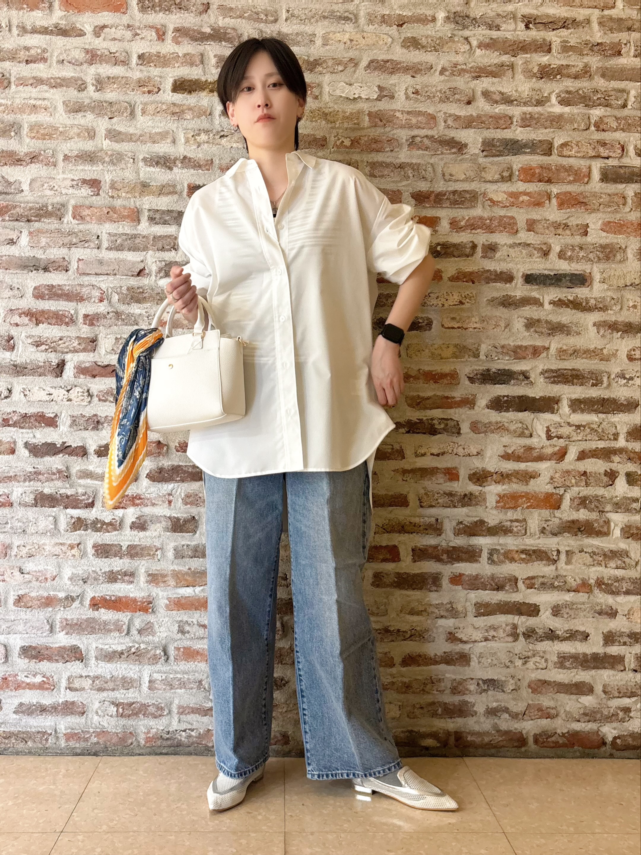 しばさんの「THE SHOP TK｜ゆったりシルエットで体型カバー ロングシャツ」を使ったコーディネート