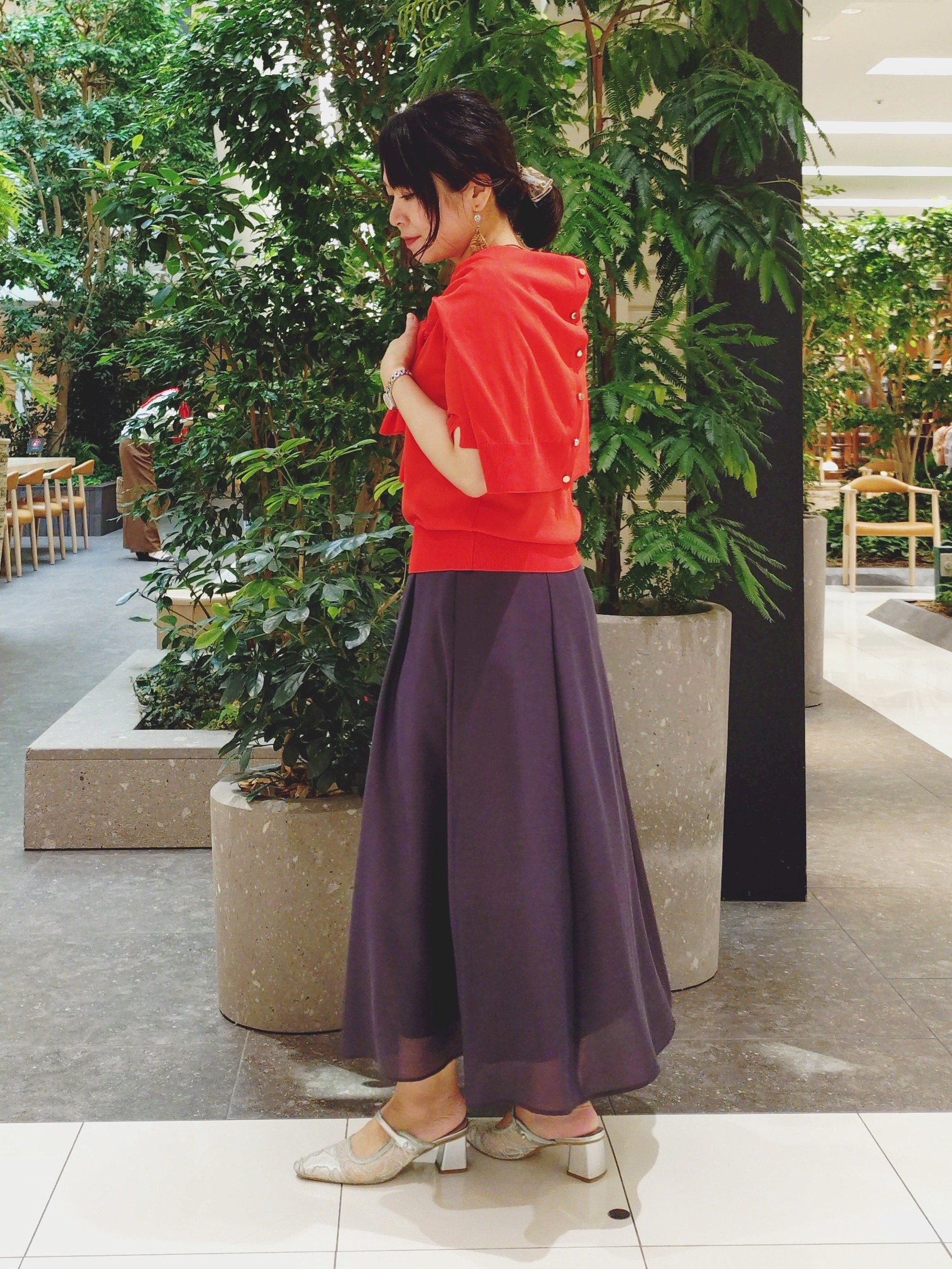 TOMOMIさんの「INDIVI｜【接触冷感／洗える／SETUP可能】シアーシャンブレータックフレアスカート」を使ったコーディネート