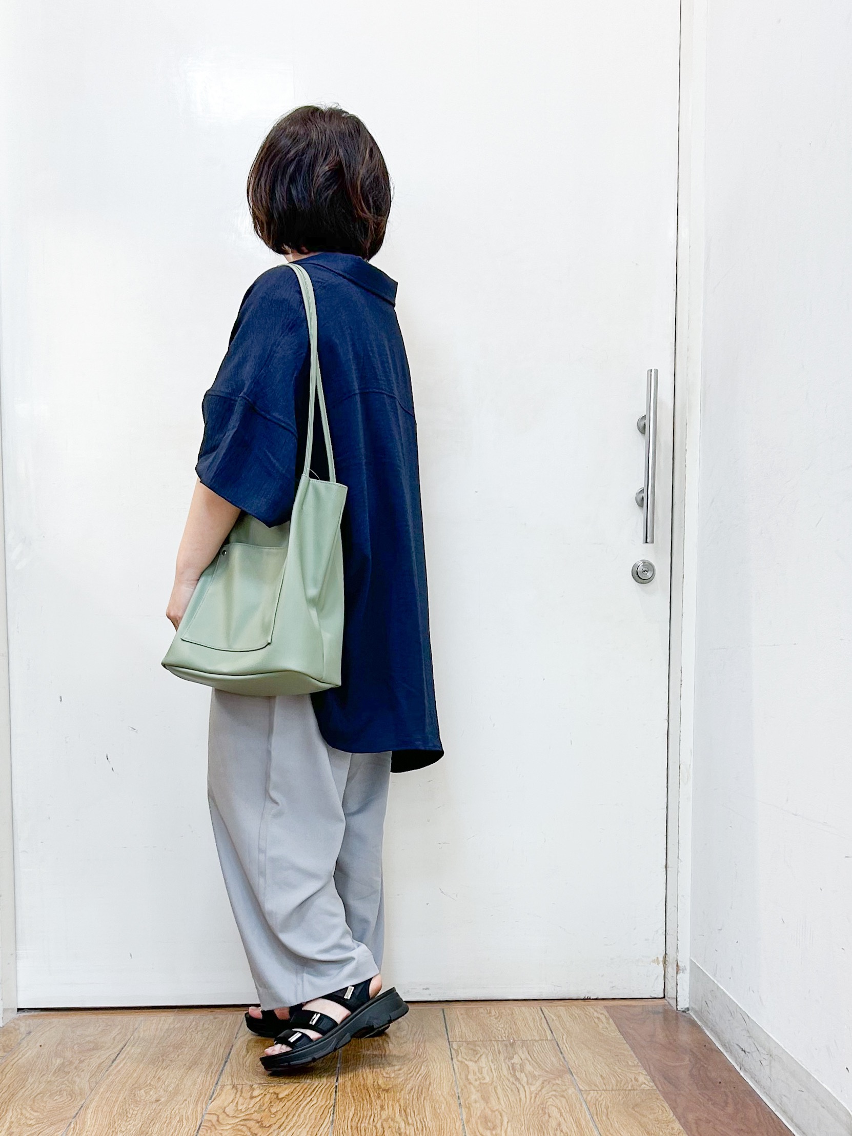 haruさんの「SHOO･LA･RUE｜【高レビュー/洗濯後しわになりにくい/体型カバー】きちんとゆるっと 大人の抜け感 ポンチョ風カラーシ」を使ったコーディネート