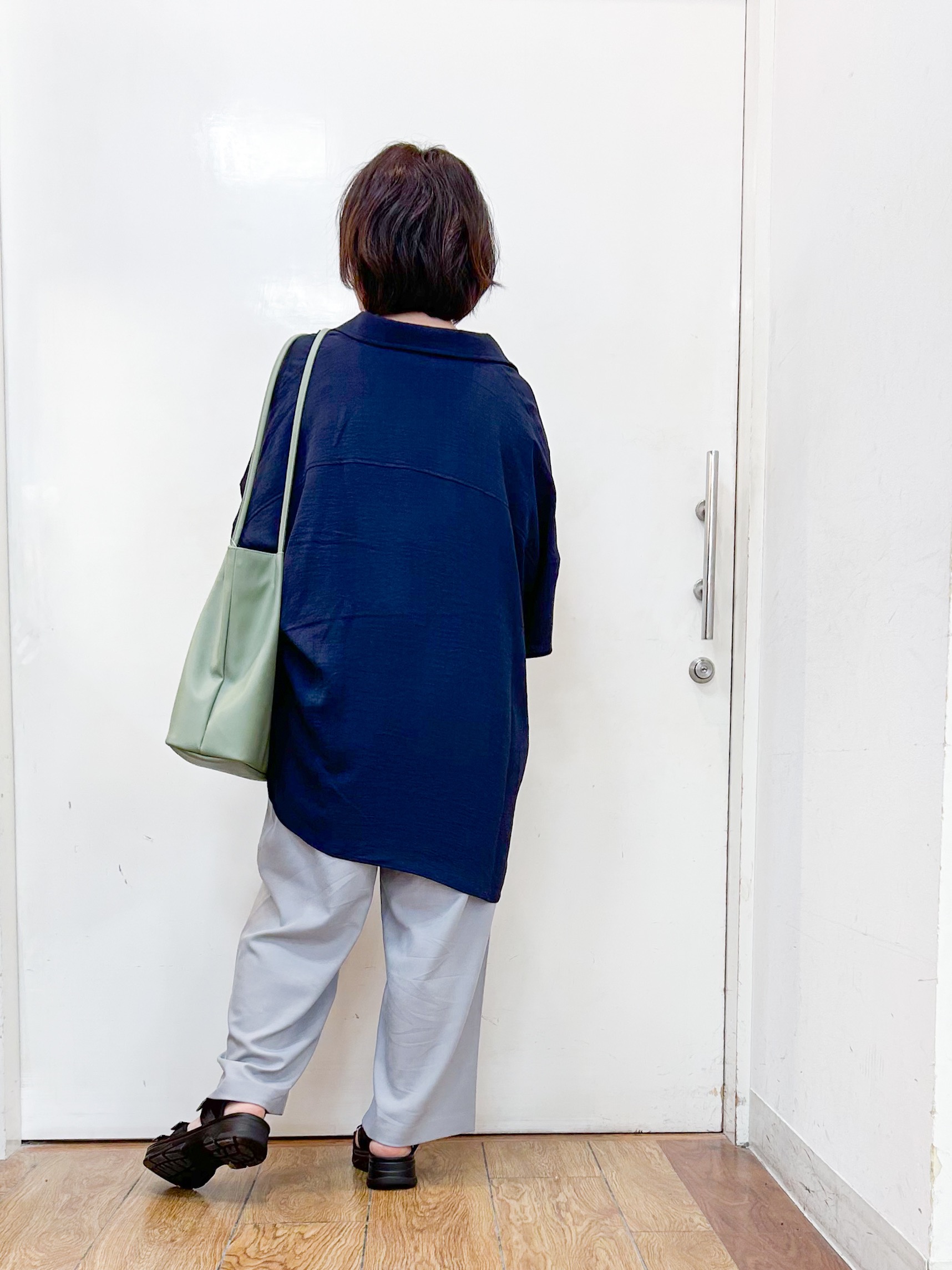 haruさんの「SHOO･LA･RUE｜【高レビュー/洗濯後しわになりにくい/体型カバー】きちんとゆるっと 大人の抜け感 ポンチョ風カラーシ」を使ったコーディネート