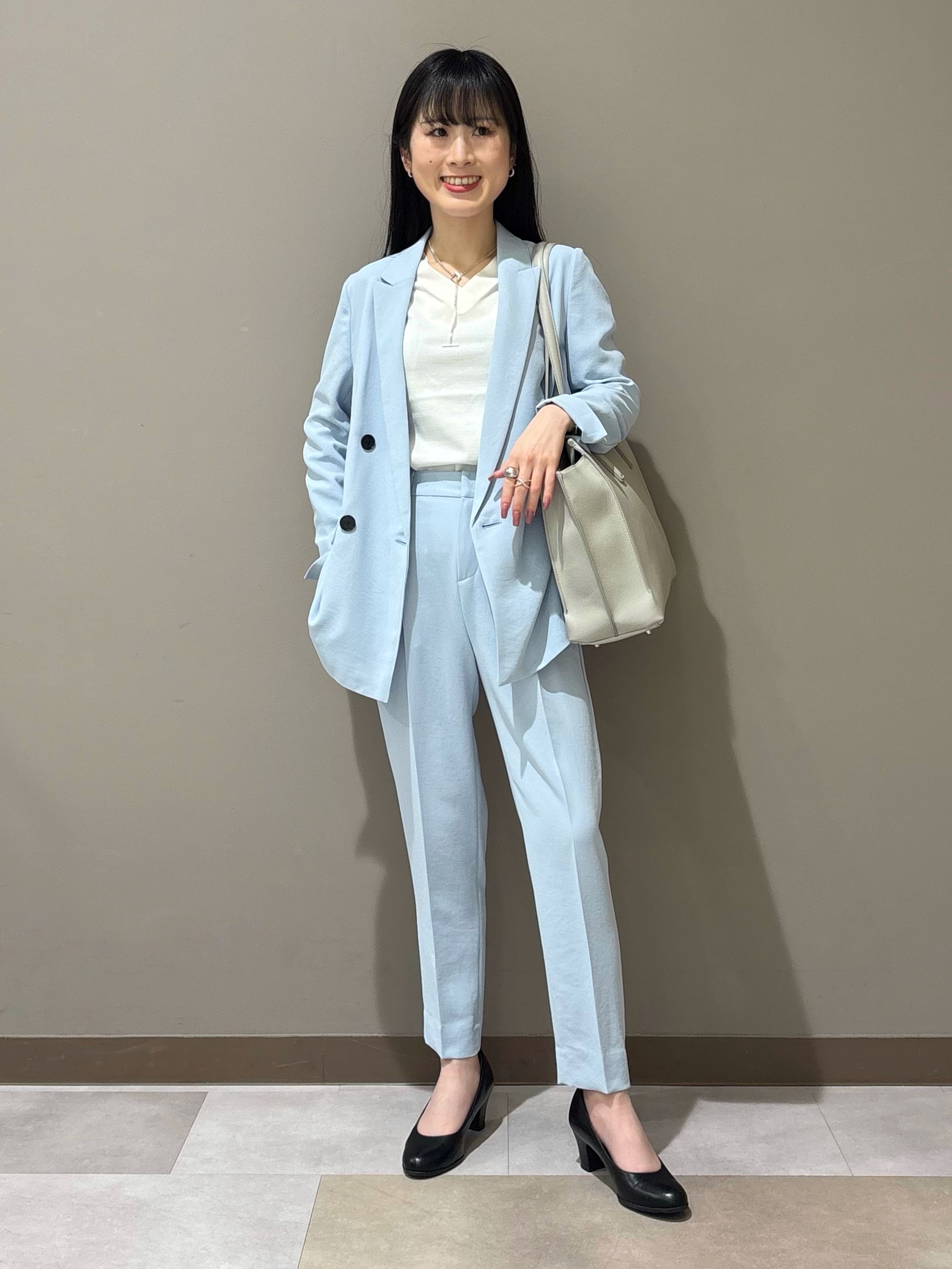 KEIKOさんの「INDIVI｜【シルク混】きれいめVネックニット」を使ったコーディネート