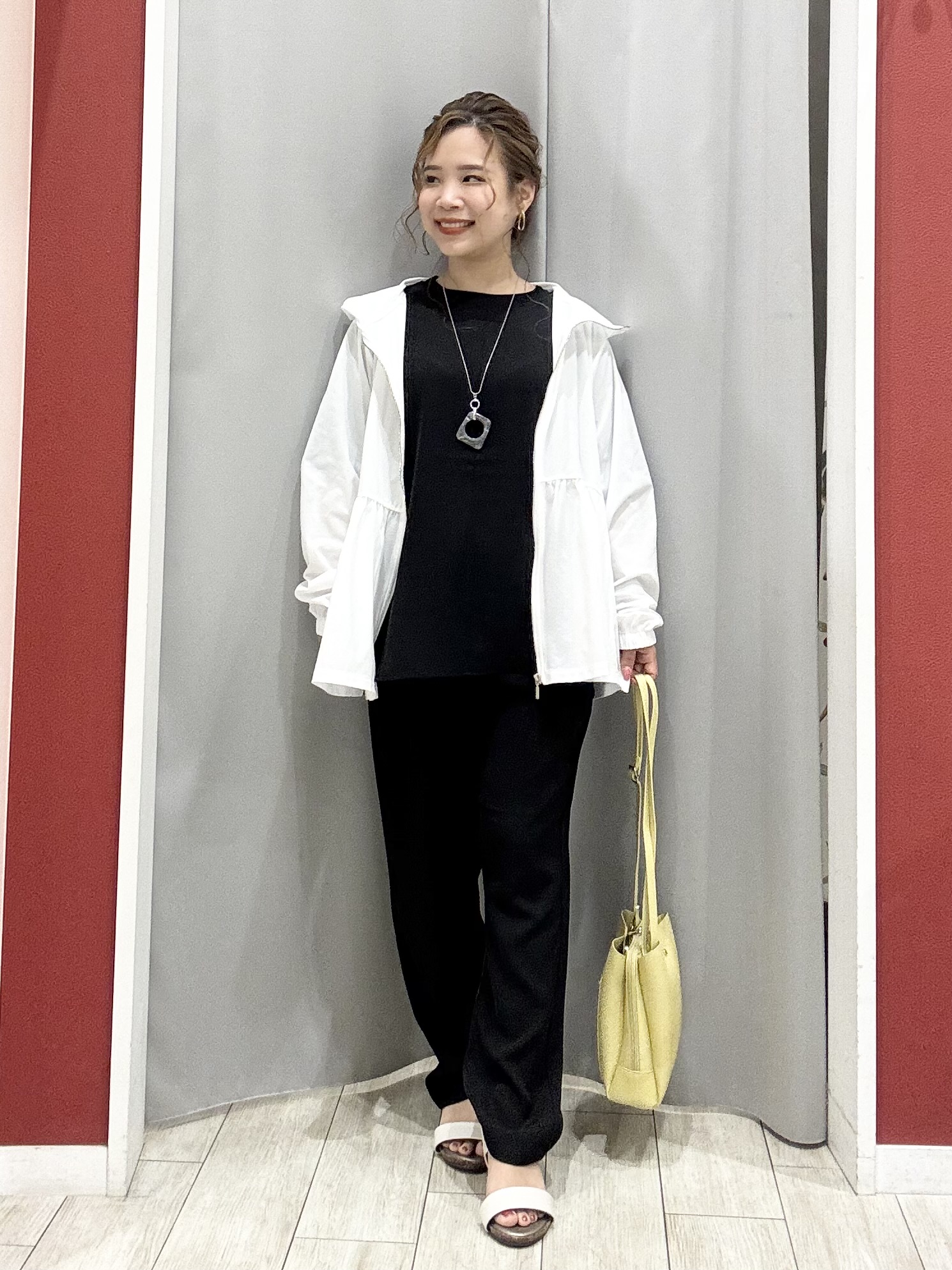 shioさんの「SHOO･LA･RUE｜【ひんやり/S-LL/体型カバー】ペプラムフリルとゴールドパーツが女性らしい UVパーカ」を使ったコーディネート