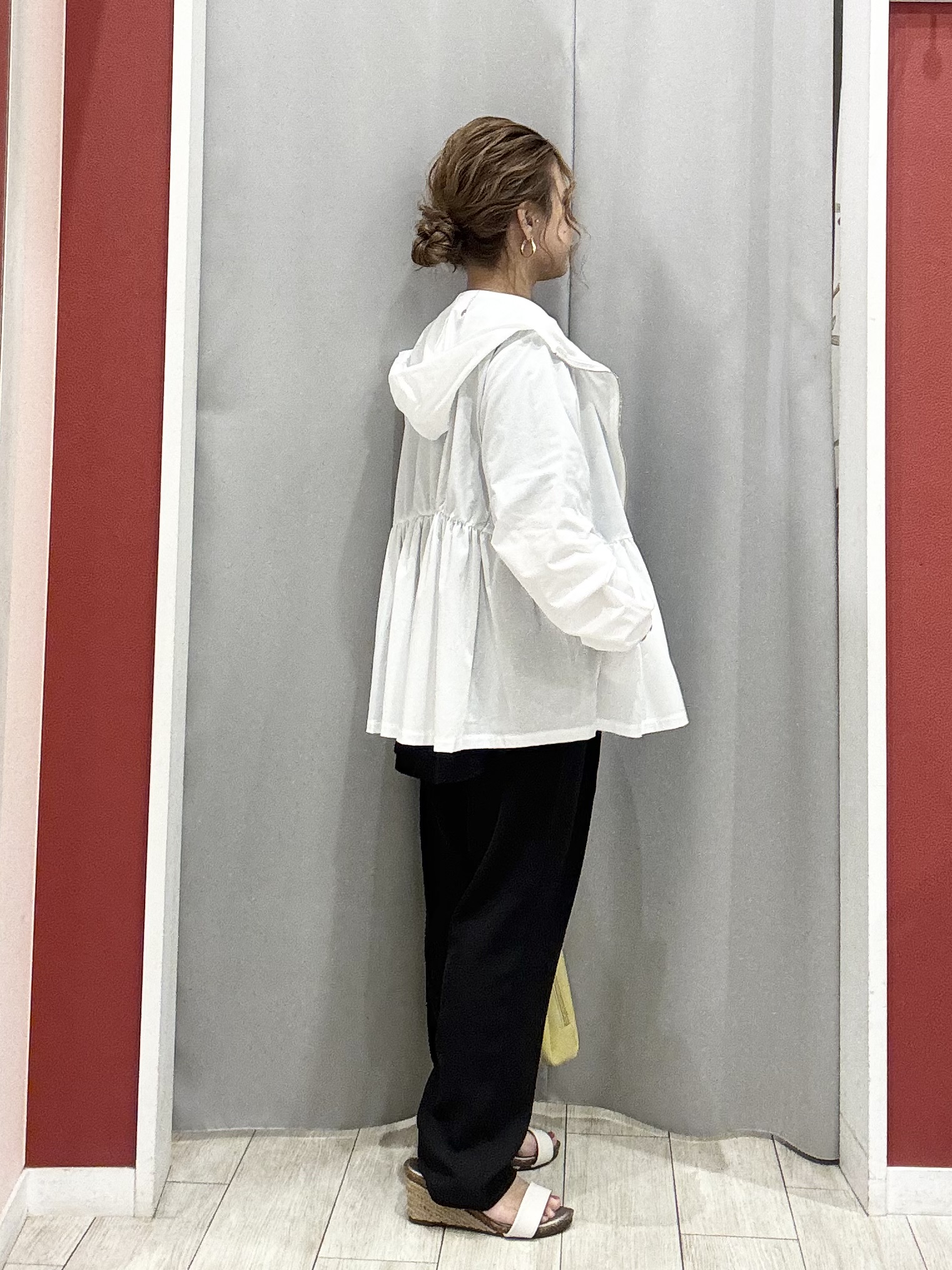 shioさんの「SHOO･LA･RUE｜【ひんやり/S-LL/体型カバー】ペプラムフリルとゴールドパーツが女性らしい UVパーカ」を使ったコーディネート