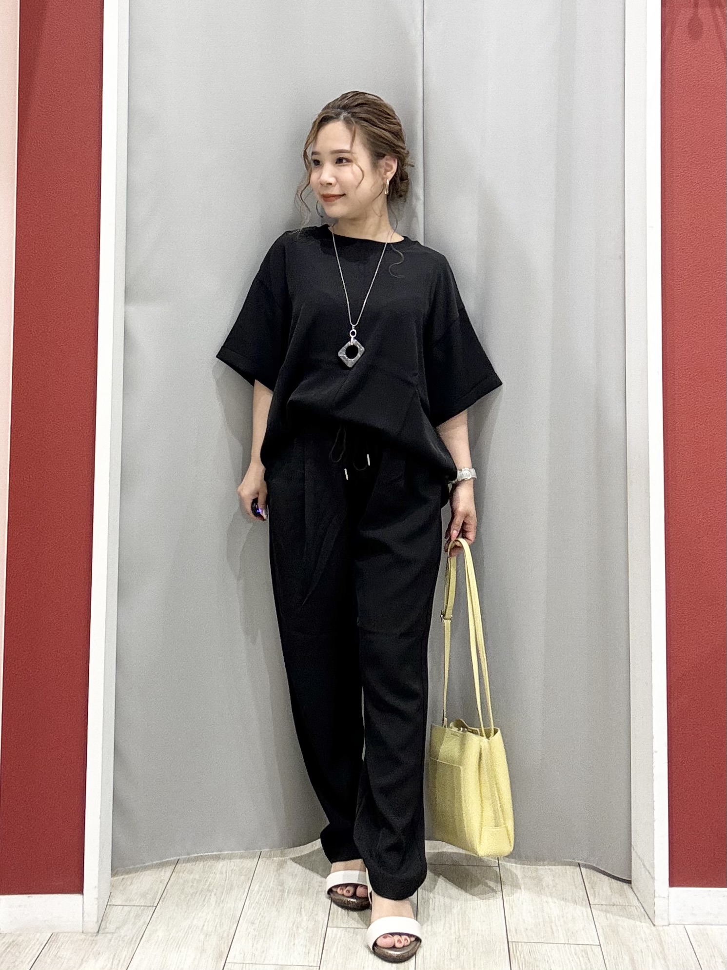 shioさんの「SHOO･LA･RUE｜【ひんやり/S-LL/体型カバー】ペプラムフリルとゴールドパーツが女性らしい UVパーカ」を使ったコーディネート