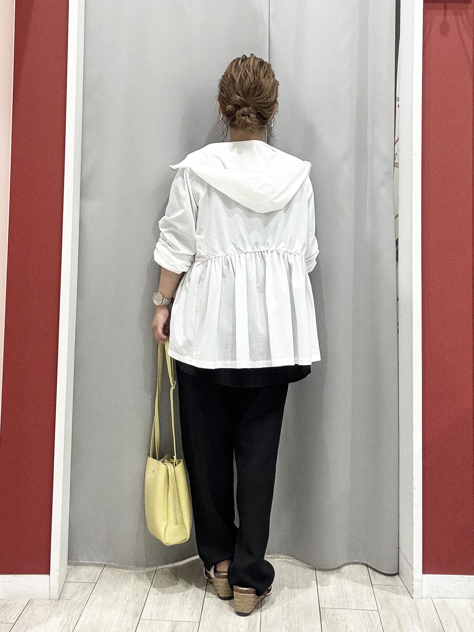 shioさんの「SHOO･LA･RUE｜【ひんやり/S-LL/体型カバー】ペプラムフリルとゴールドパーツが女性らしい UVパーカ」を使ったコーディネート