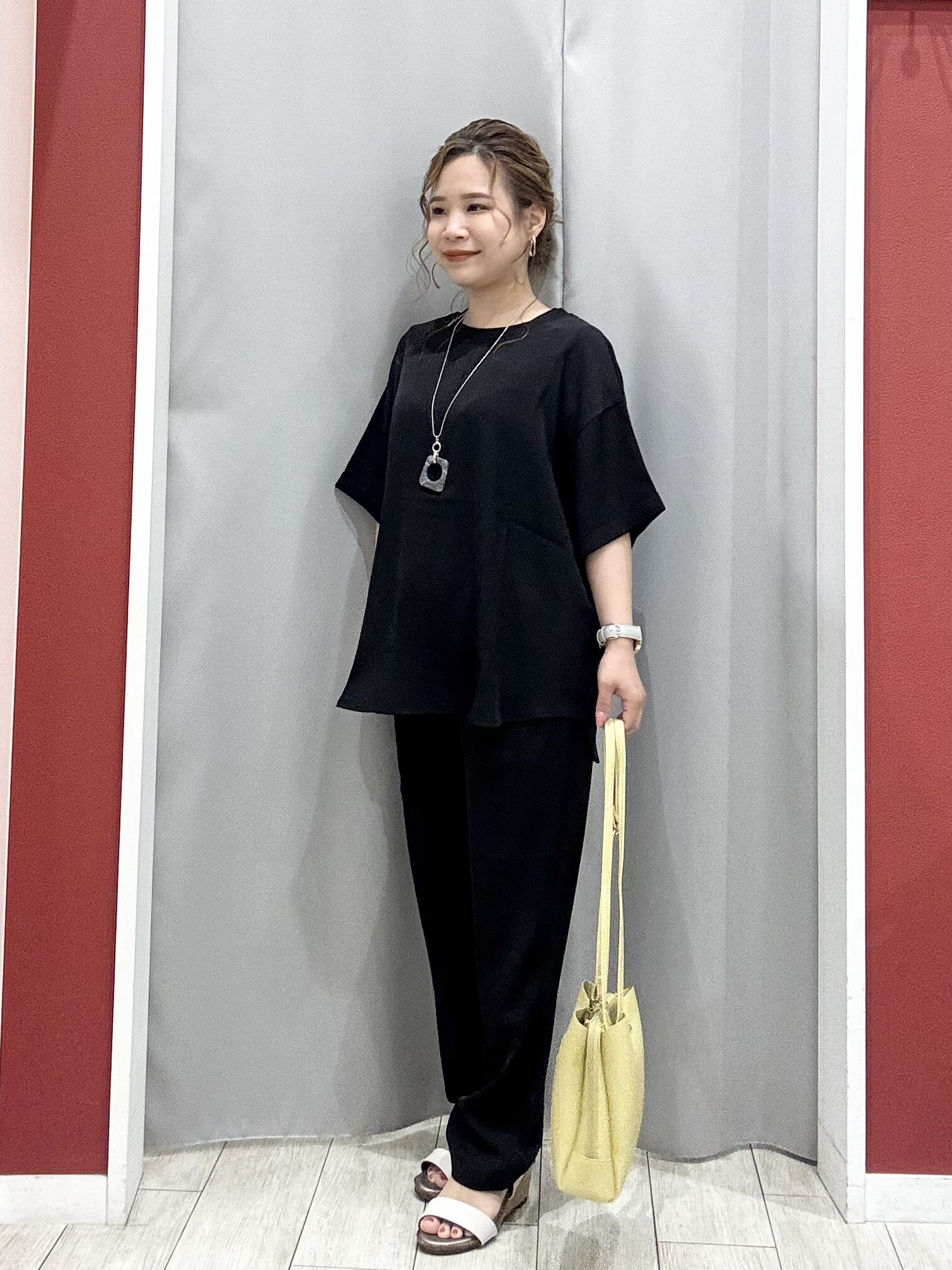 shioさんの「SHOO･LA･RUE｜【ひんやり/S-LL/体型カバー】ペプラムフリルとゴールドパーツが女性らしい UVパーカ」を使ったコーディネート
