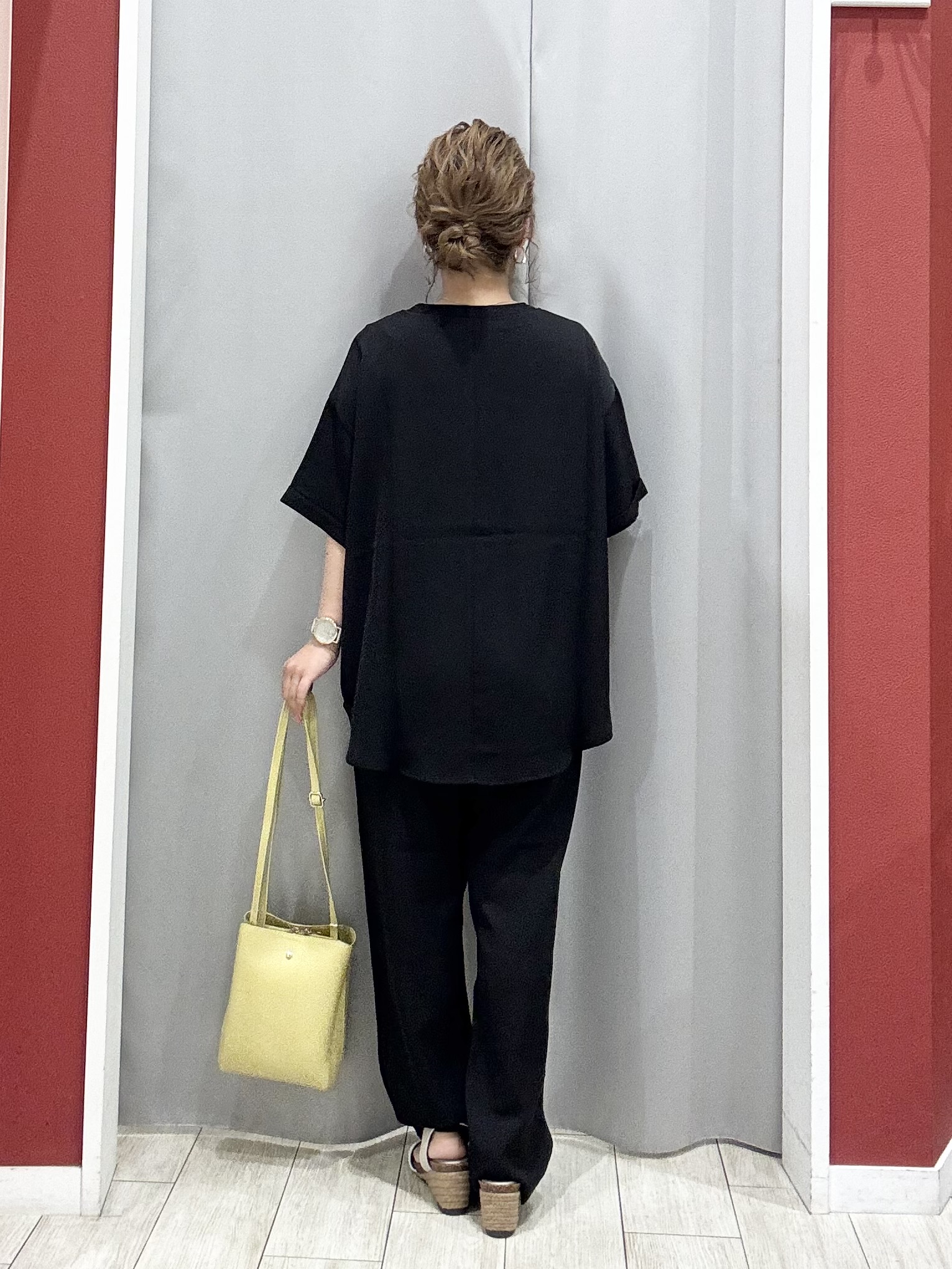 shioさんの「SHOO･LA･RUE｜【ひんやり/S-LL/体型カバー】ペプラムフリルとゴールドパーツが女性らしい UVパーカ」を使ったコーディネート