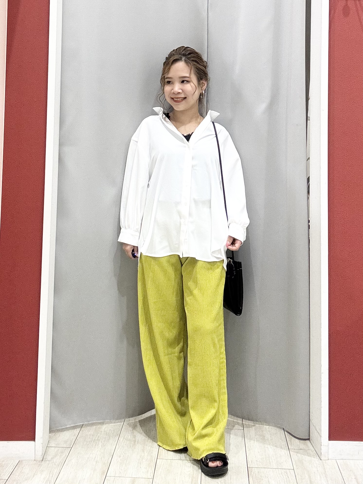shioさんの「SHOO･LA･RUE｜【S-LL/洗濯機可】後ろ姿も抜かりなく バックレースアップシャツ」を使ったコーディネート