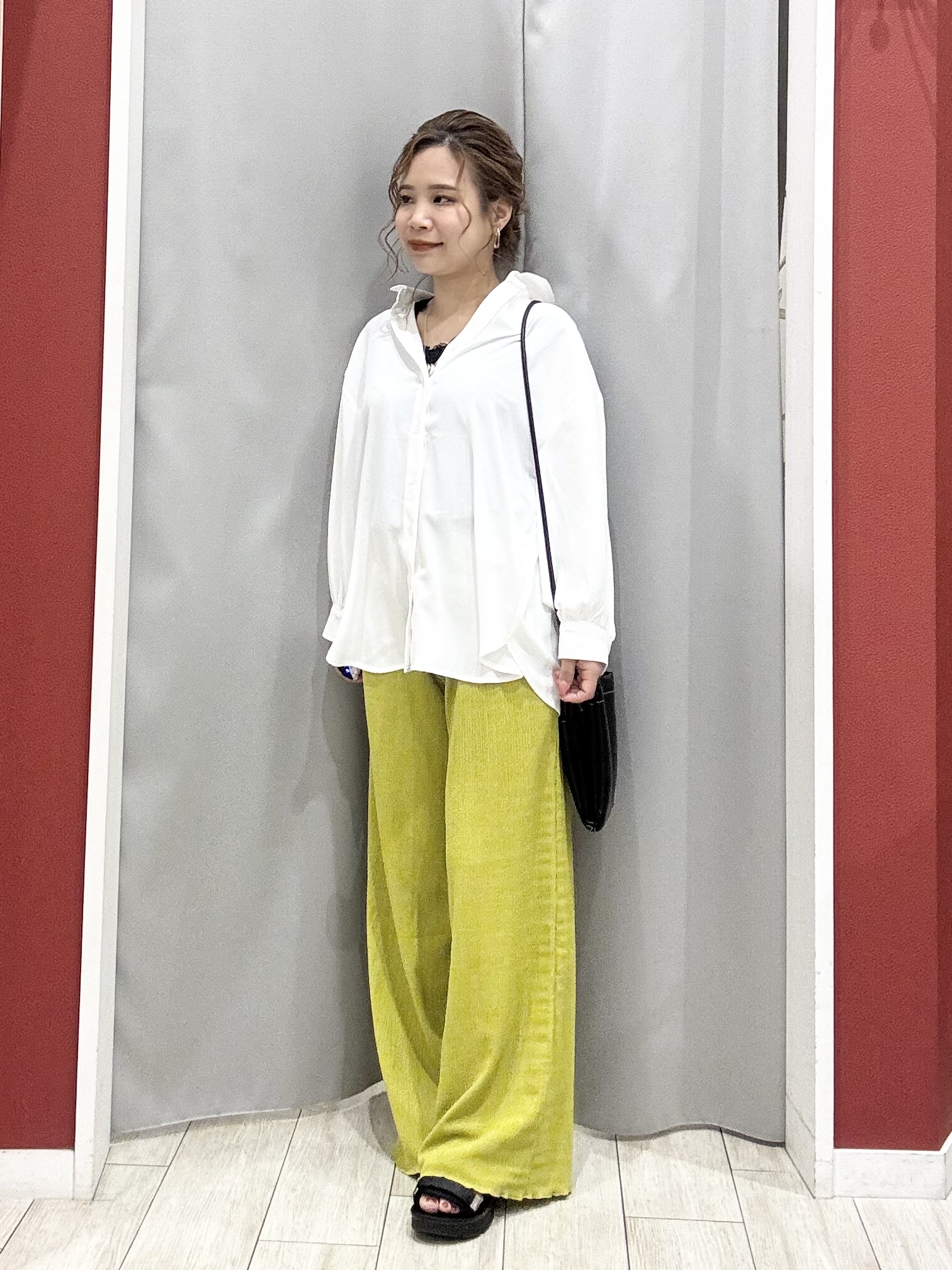 shioさんの「SHOO･LA･RUE｜【S-LL/洗濯機可】後ろ姿も抜かりなく バックレースアップシャツ」を使ったコーディネート