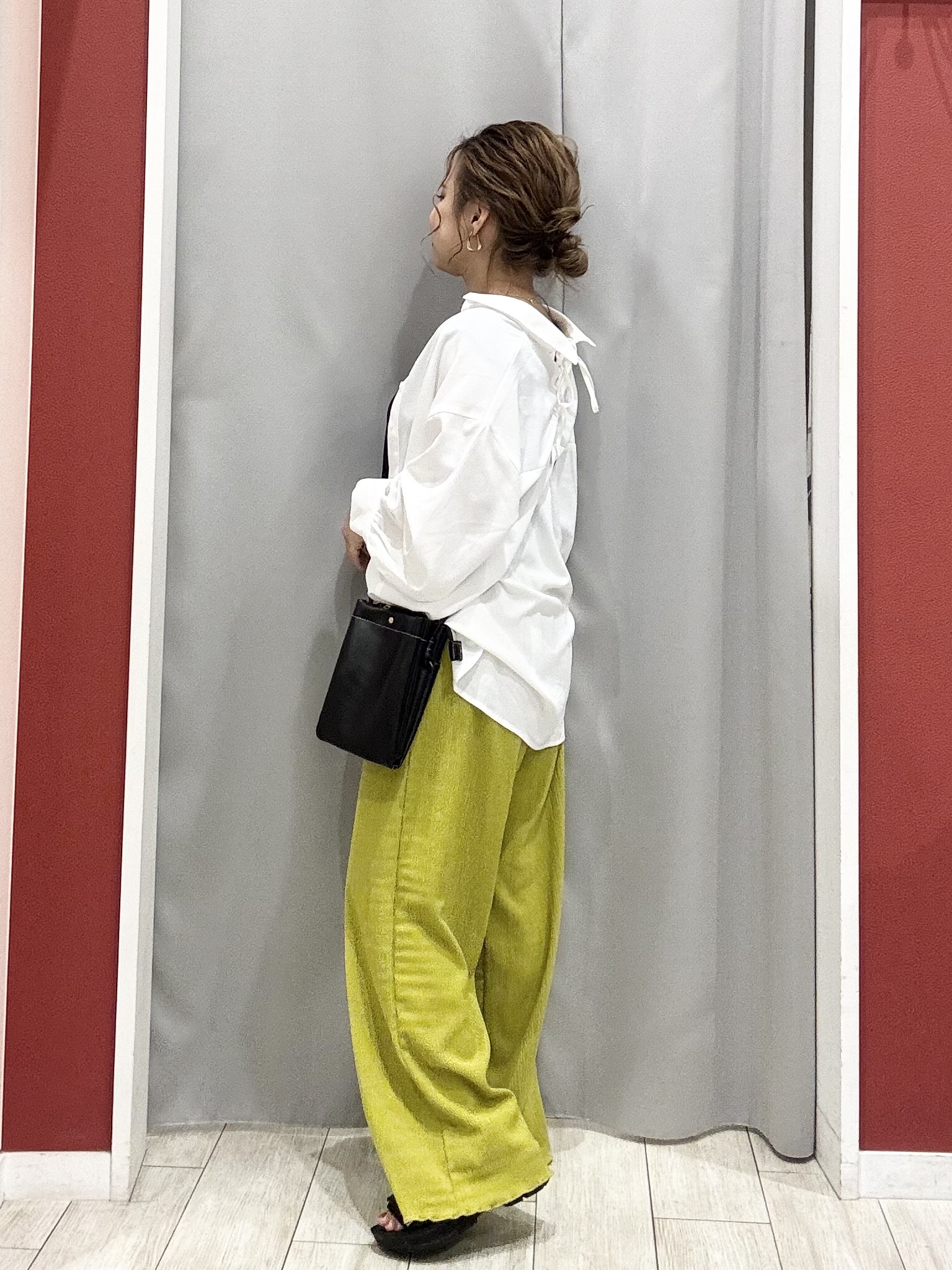 shioさんの「SHOO･LA･RUE｜【S-LL/洗濯機可】後ろ姿も抜かりなく バックレースアップシャツ」を使ったコーディネート