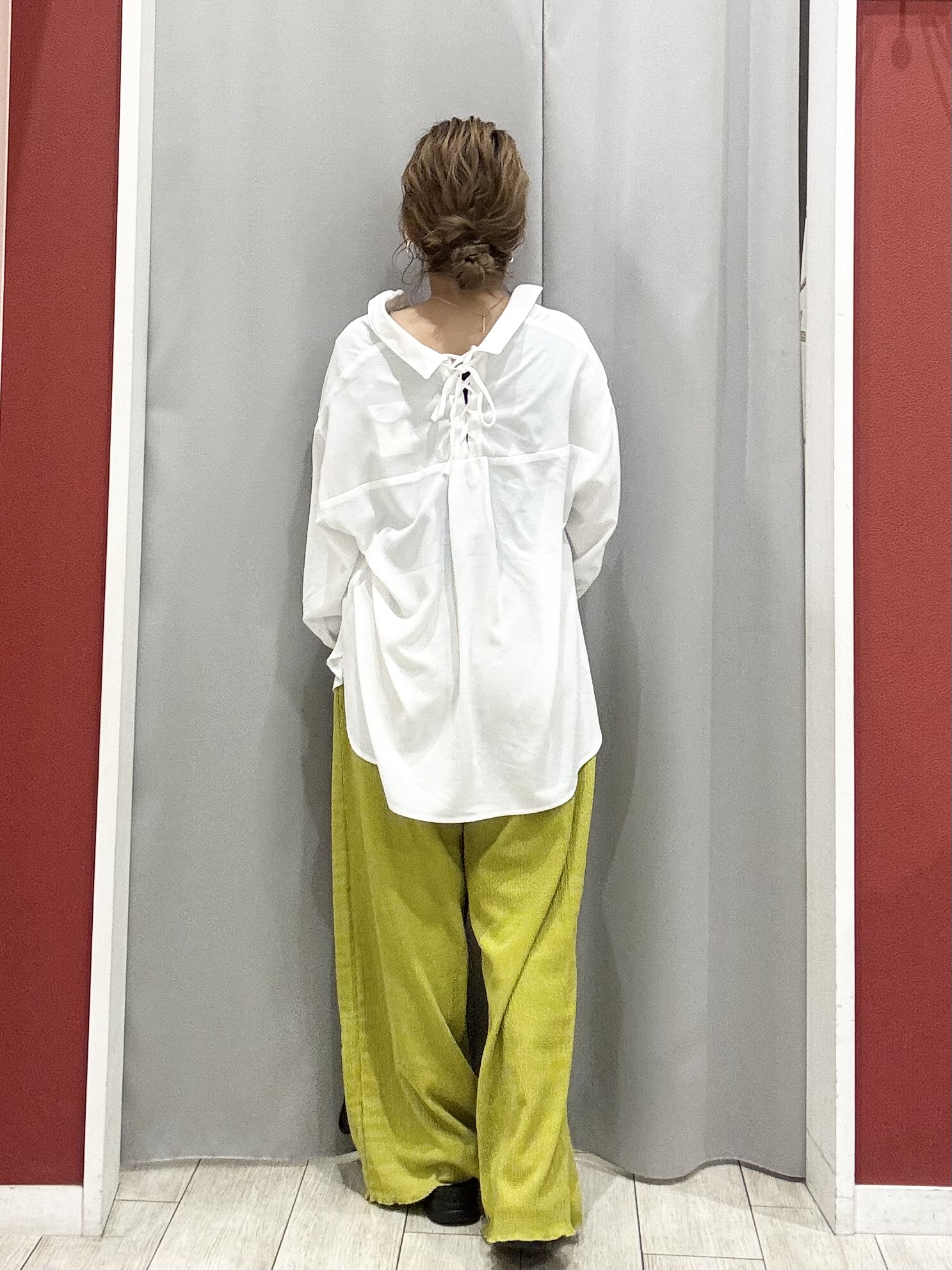 shioさんの「SHOO･LA･RUE｜【S-LL/洗濯機可】後ろ姿も抜かりなく バックレースアップシャツ」を使ったコーディネート