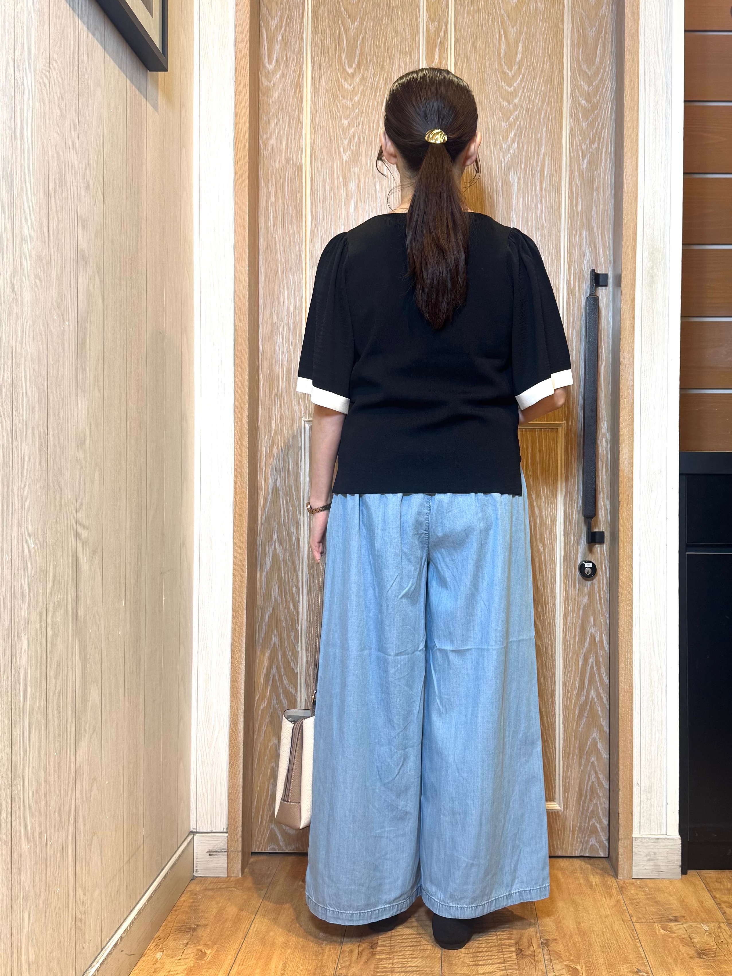 KAORIさんの「SHOO･LA･RUE｜【毎日洗える/ひんやり/UV/S-LL】二の腕かくせる フレアスリーブひらり5分袖ニット」を使ったコーディネート
