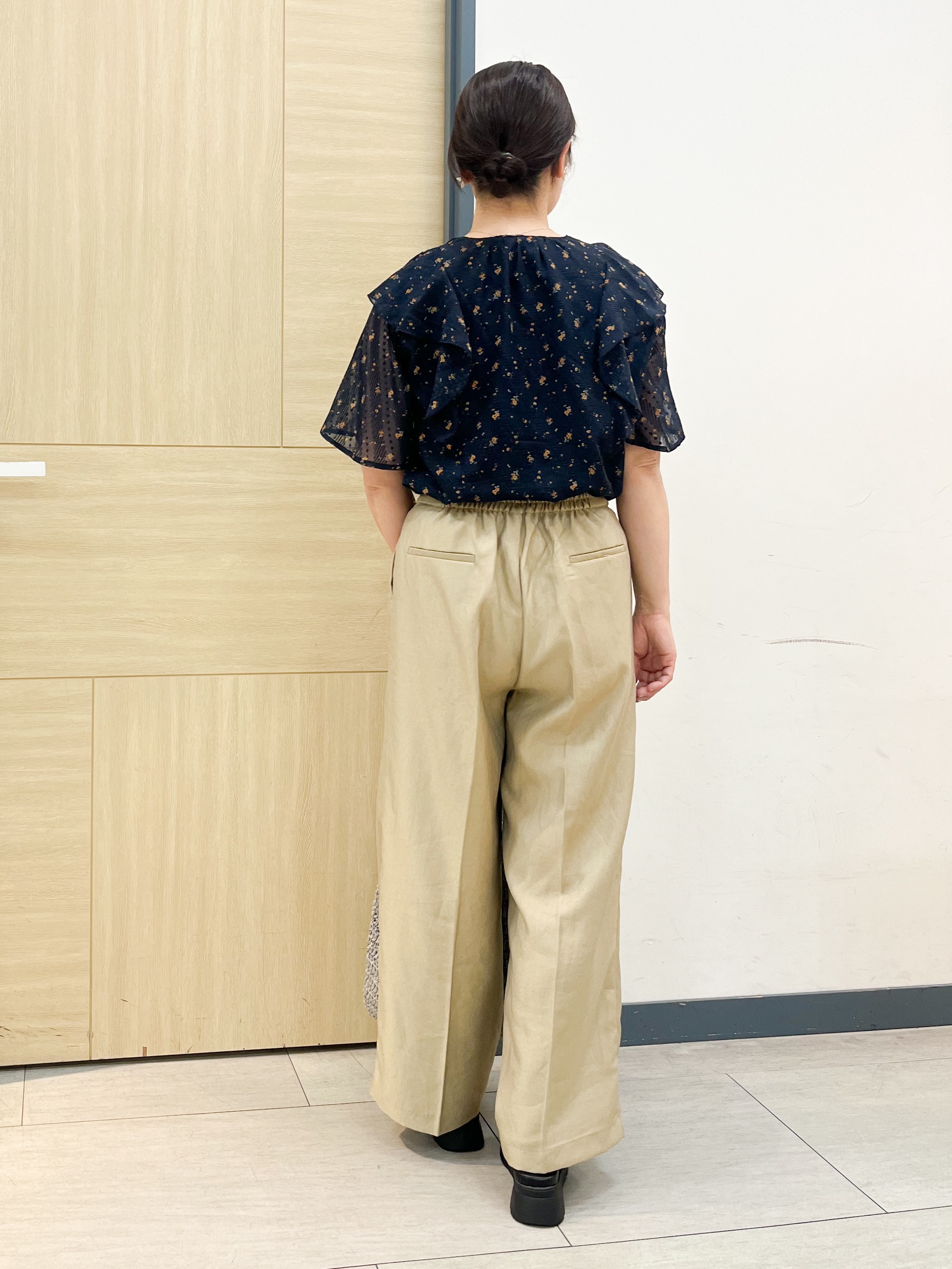 YOさんの「grove｜【二の腕カバー・お仕事◎】フラワープリントブラウス」を使ったコーディネート