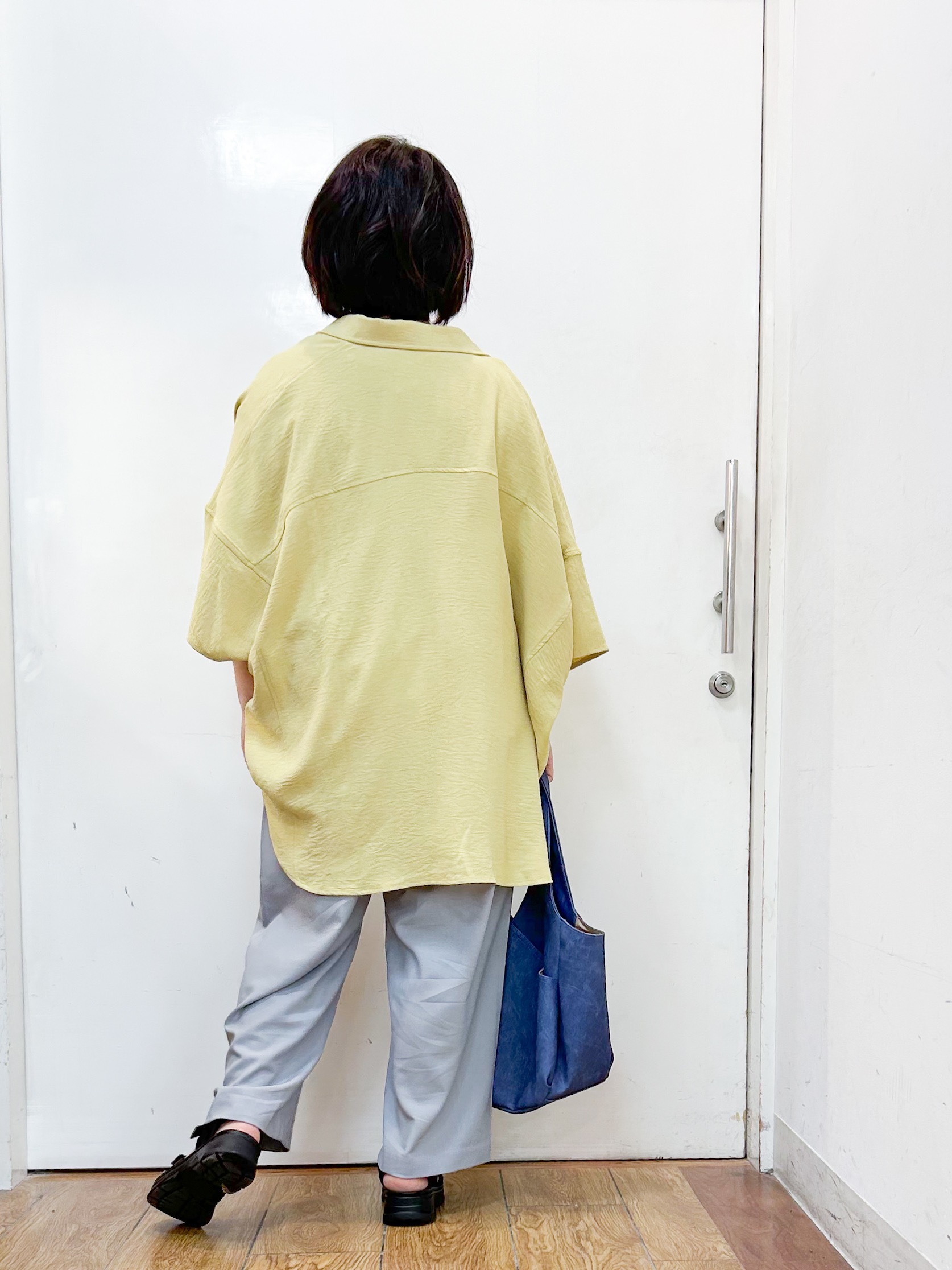 haruさんの「SHOO･LA･RUE｜【高レビュー/洗濯後しわになりにくい/体型カバー】きちんとゆるっと 大人の抜け感 ポンチョ風カラーシ」を使ったコーディネート
