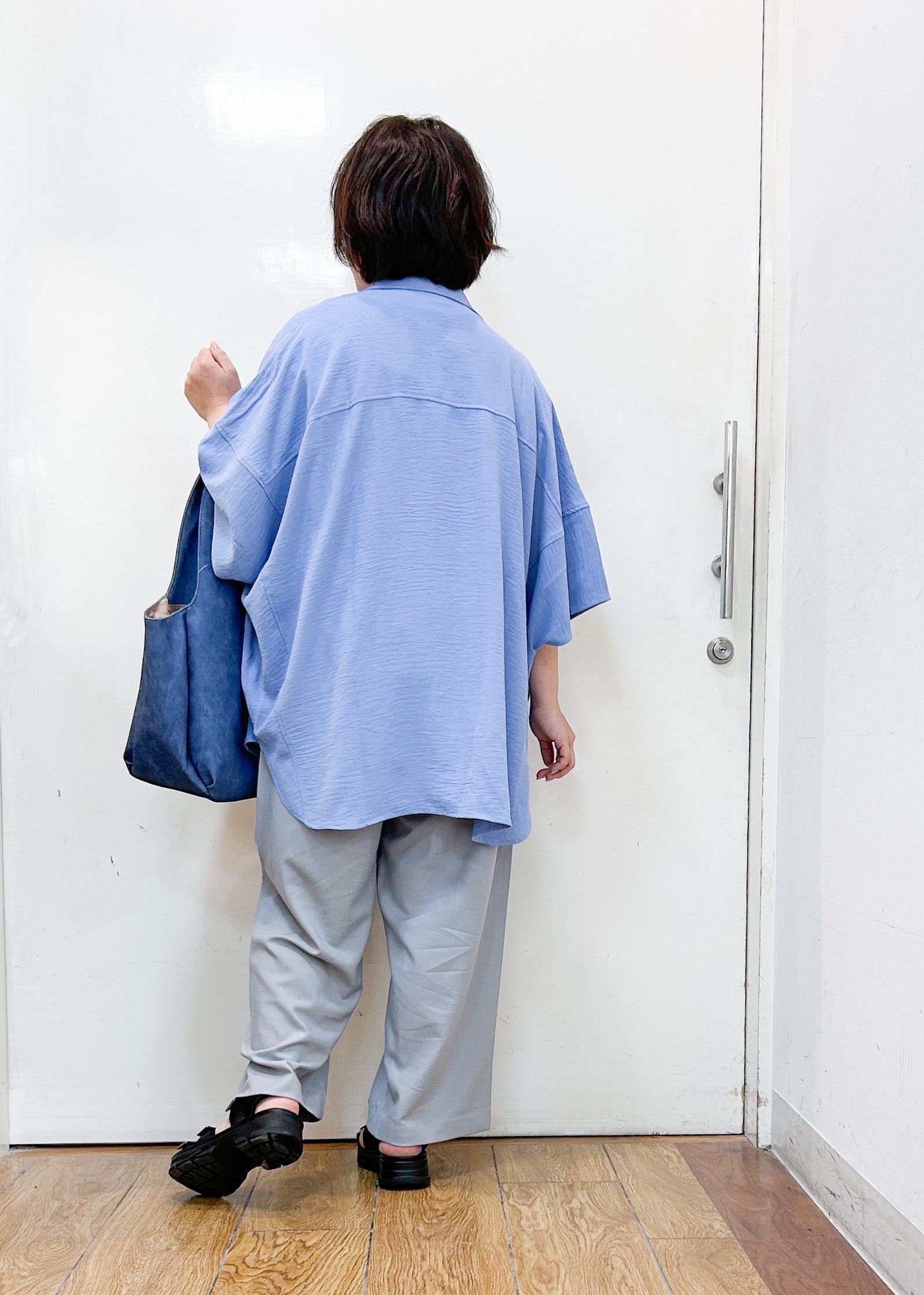 haruさんの「SHOO･LA･RUE｜【高レビュー/洗濯後しわになりにくい/体型カバー】きちんとゆるっと 大人の抜け感 ポンチョ風カラーシ」を使ったコーディネート