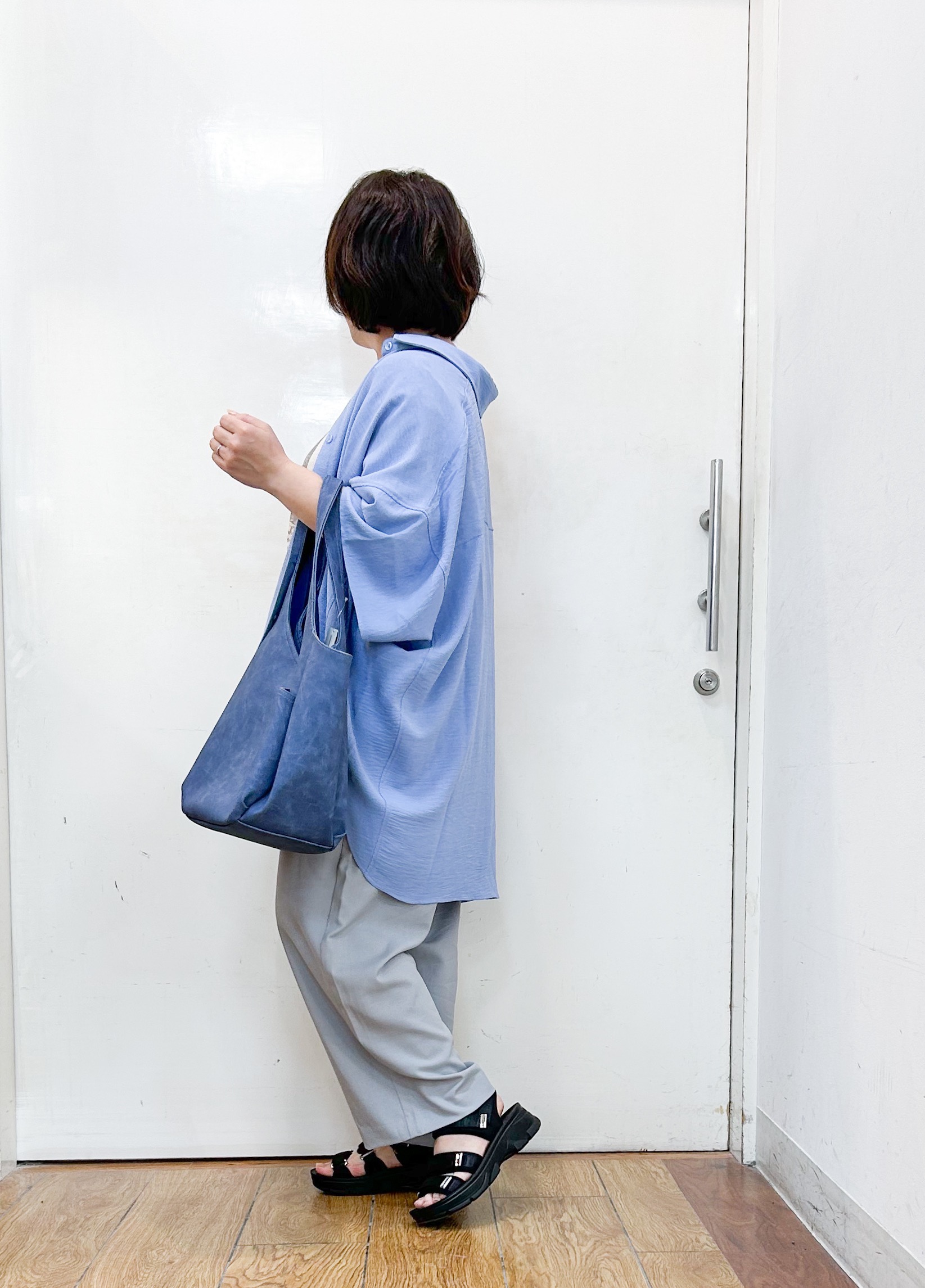 haruさんの「SHOO･LA･RUE｜【高レビュー/洗濯後しわになりにくい/体型カバー】きちんとゆるっと 大人の抜け感 ポンチョ風カラーシ」を使ったコーディネート
