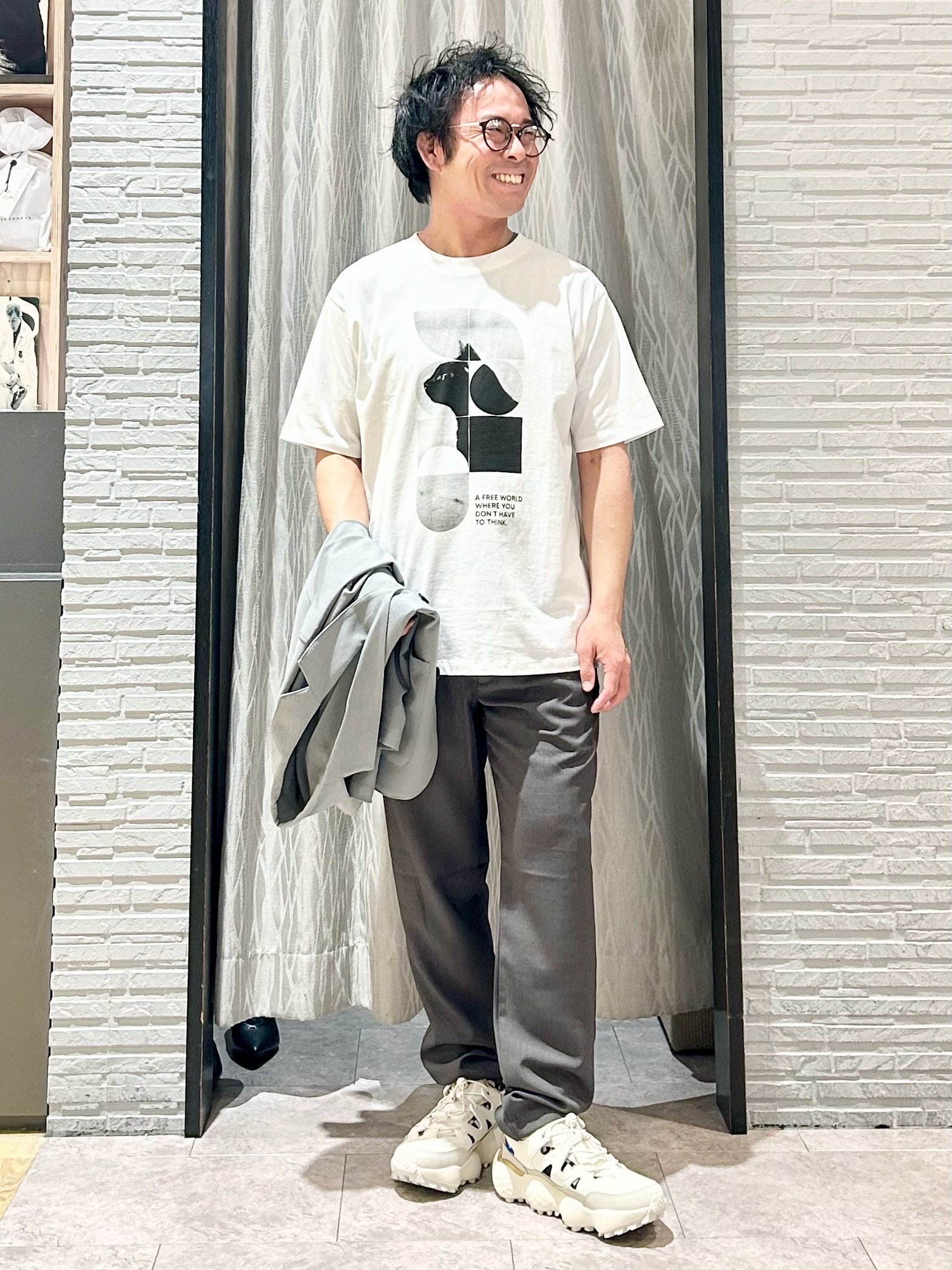 KENJI Iさんの「THE SHOP TK｜【夏コーデの主役に】グラフィックコットン半袖Tシャツ CAT／LANDSCAPE」を使ったコーディネート