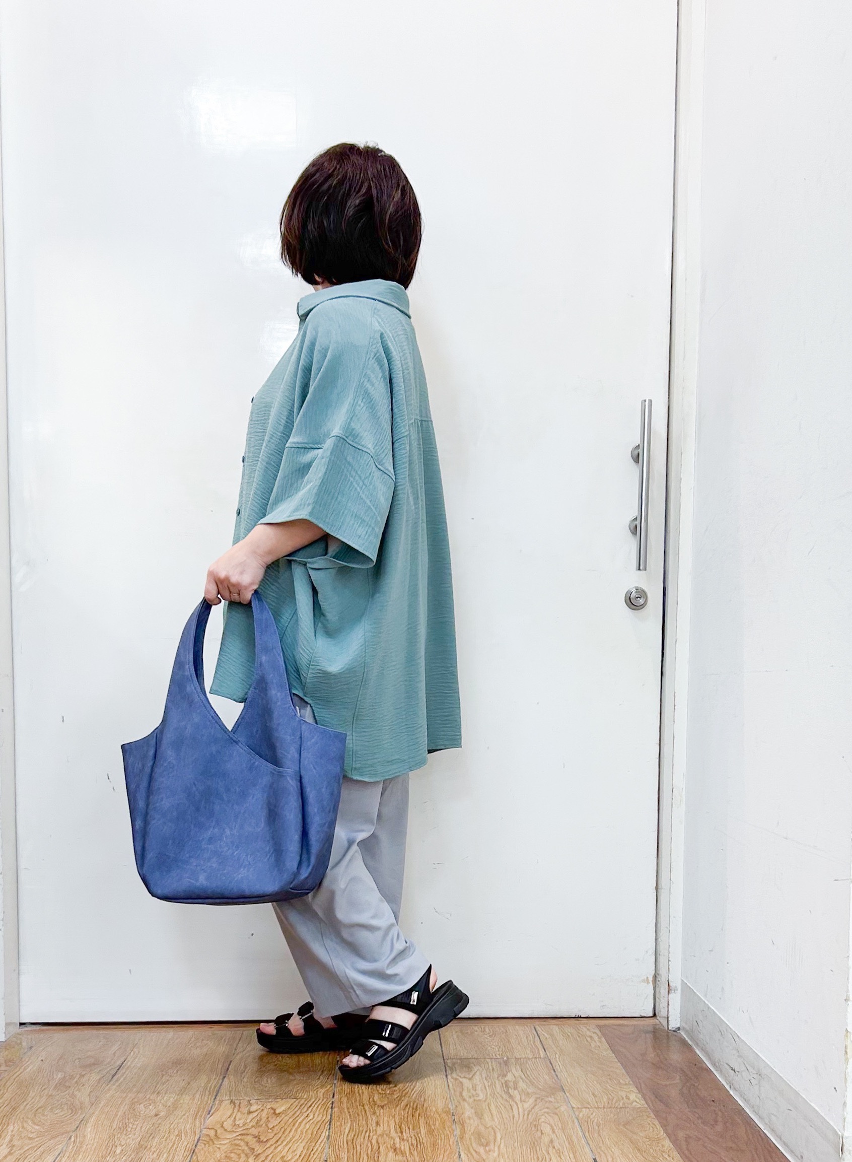 haruさんの「SHOO･LA･RUE｜【高レビュー/洗濯後しわになりにくい/体型カバー】きちんとゆるっと 大人の抜け感 ポンチョ風カラーシ」を使ったコーディネート