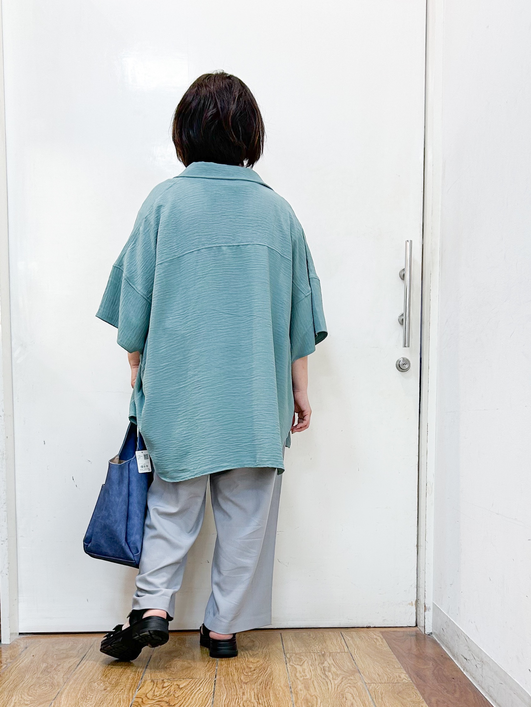 haruさんの「SHOO･LA･RUE｜【高レビュー/洗濯後しわになりにくい/体型カバー】きちんとゆるっと 大人の抜け感 ポンチョ風カラーシ」を使ったコーディネート