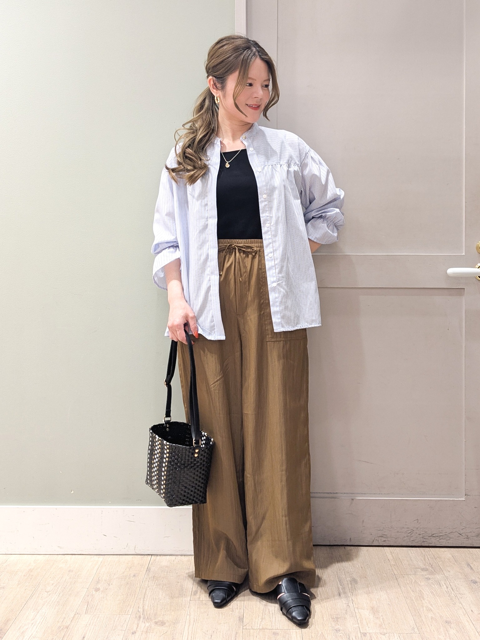 kuwawaさんの「grove｜【貴島明日香さん着用／イージーケア／接触冷感】麻混スタンドギャザーシャツ」を使ったコーディネート