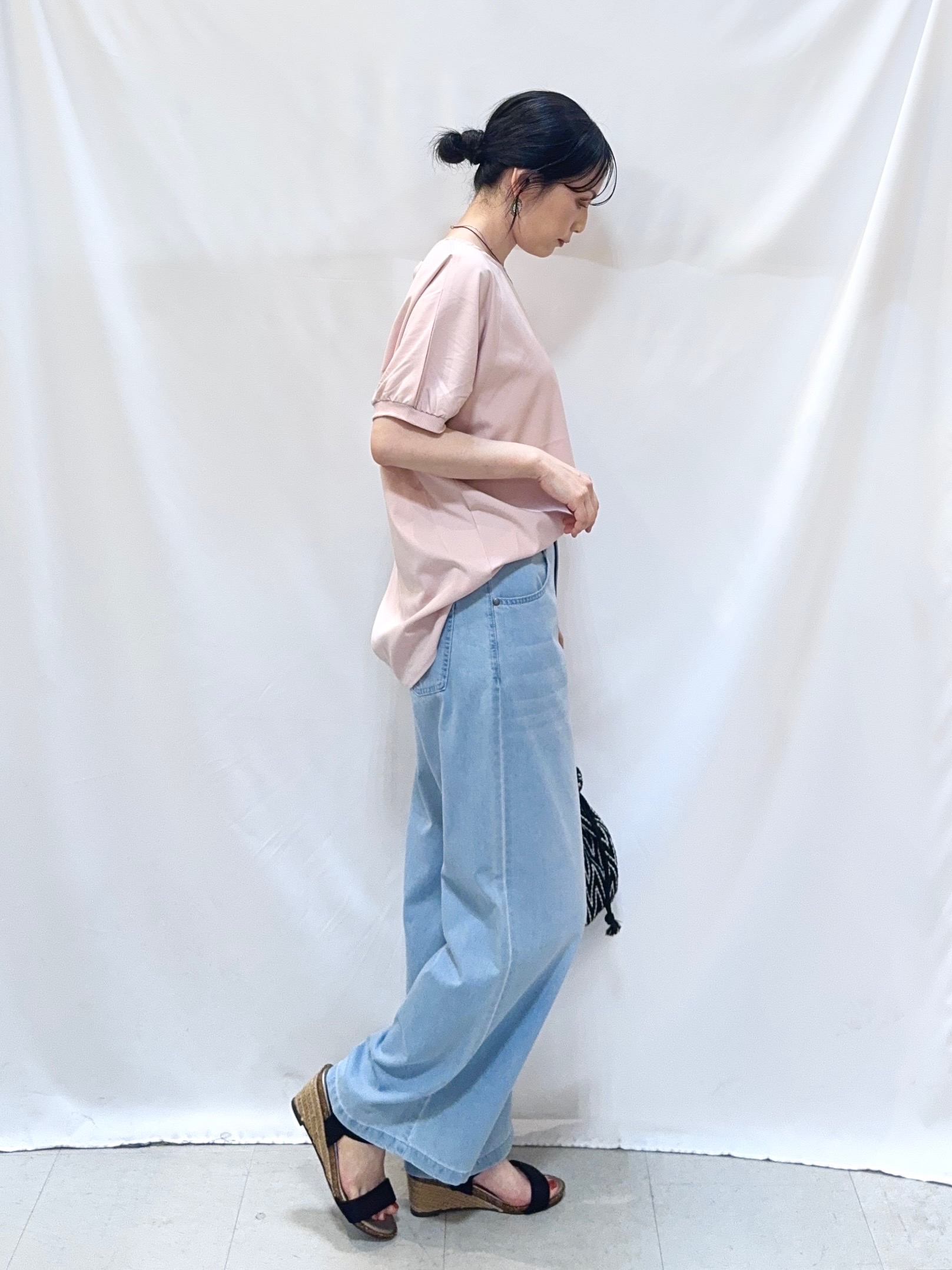 𝐇𝐢𝐫𝐨𝐦𝐢さんの「SHOO･LA･RUE｜【ひんやり/洗濯後しわになりにくい】インせず着られる さらっとタッチのドルマンブラウス」を使ったコーディネート