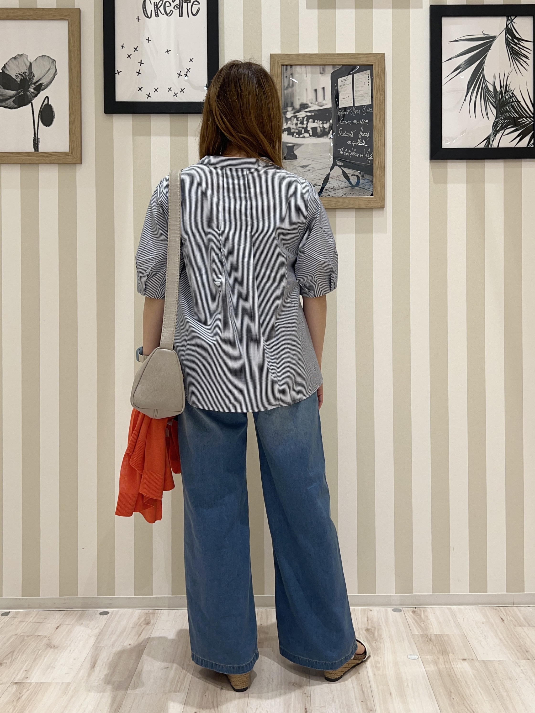 mさんの「SHOO･LA･RUE｜【ひんやり/洗濯機可/S-LL】オンにもオフにも マルチに使えるボタンレスカーディガン」を使ったコーディネート