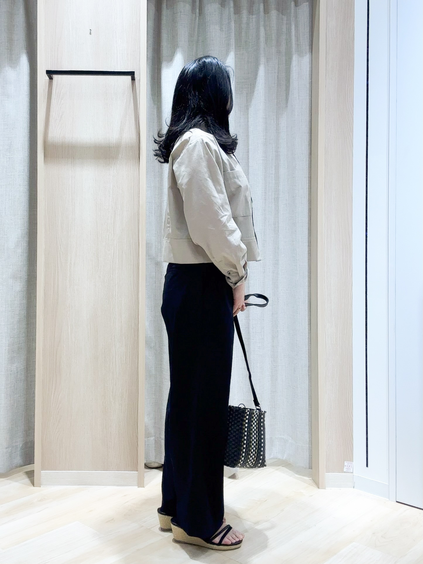 kokoさんの「grove｜【貴島明日香さん着用／イージーケア／接触冷感】麻混クロップドシャツ」を使ったコーディネート