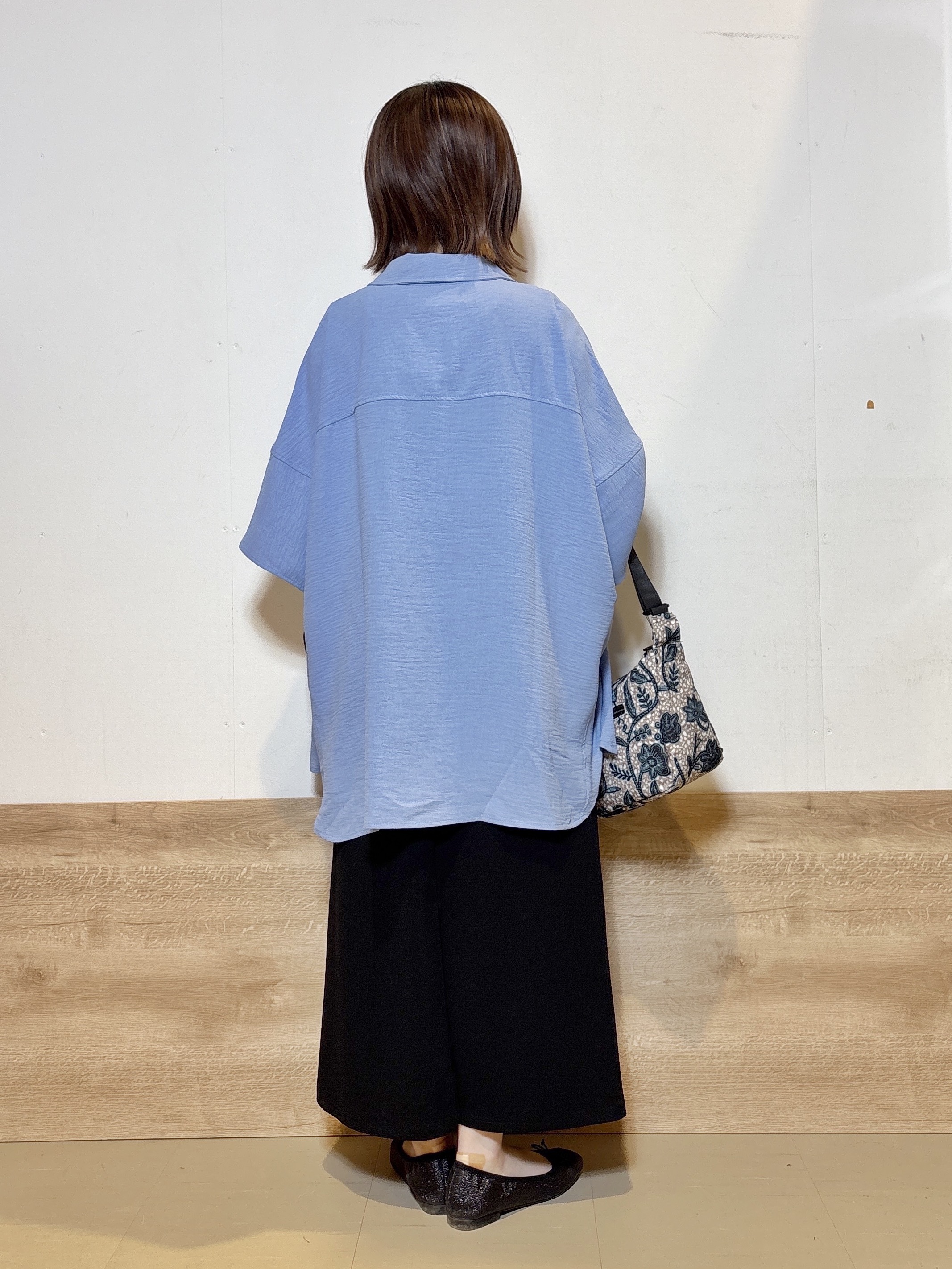 るねさんの「SHOO･LA･RUE｜【高レビュー/洗濯後しわになりにくい/体型カバー】きちんとゆるっと 大人の抜け感 ポンチョ風カラーシ」を使ったコーディネート