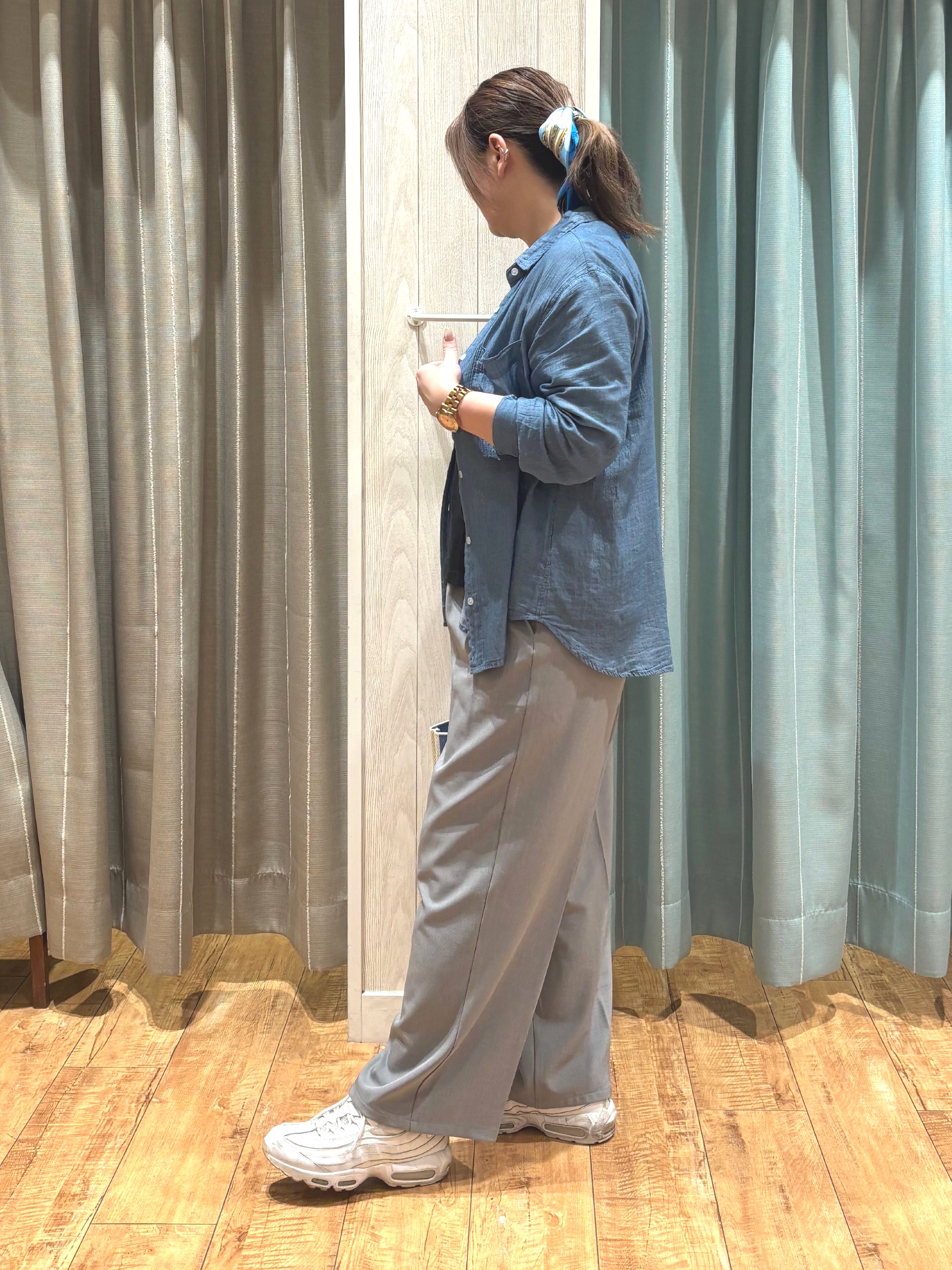 HANAさんの「SHOO･LA･RUE｜【綿100%/UV/S-LL/体型カバー】優しく透ける 柔らかシアーデニムシャツ」を使ったコーディネート