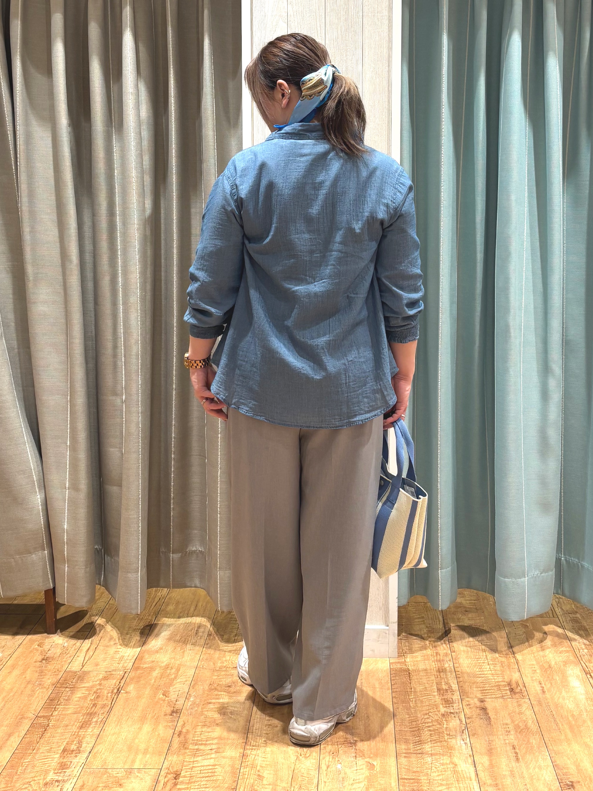 HANAさんの「SHOO･LA･RUE｜【綿100%/UV/S-LL/体型カバー】優しく透ける 柔らかシアーデニムシャツ」を使ったコーディネート