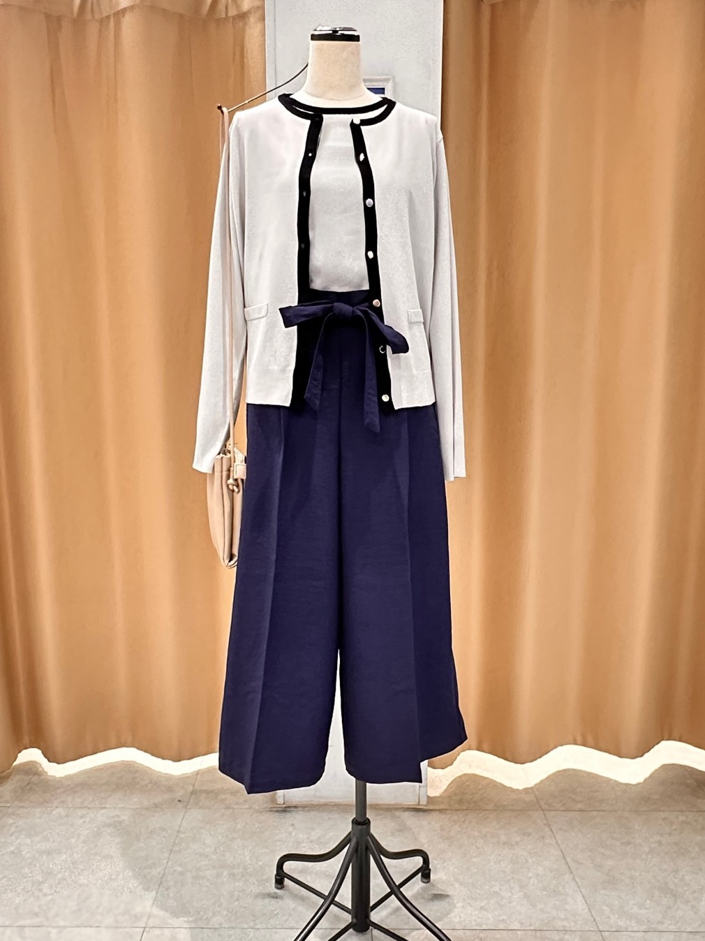 Yossyさんの「SHOO･LA･RUE｜【洗濯機可/S-LL/アンサンブル可】パールボタンが上品　華やぎ配色カーディガン」を使ったコーディネート