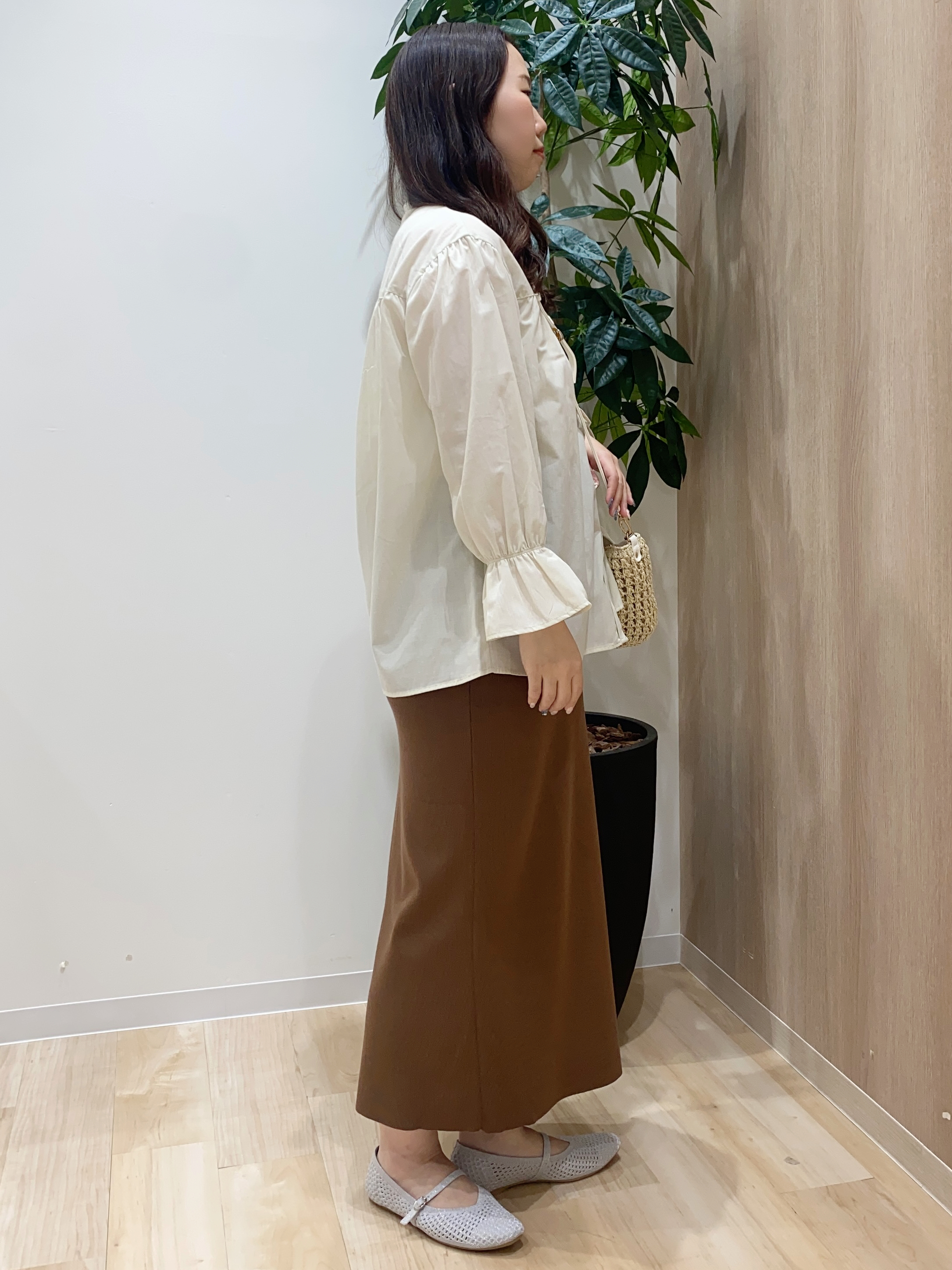 HANAさんの「grove｜【貴島明日香さん着用／イージーケア／接触冷感】麻混スタンドギャザーシャツ」を使ったコーディネート