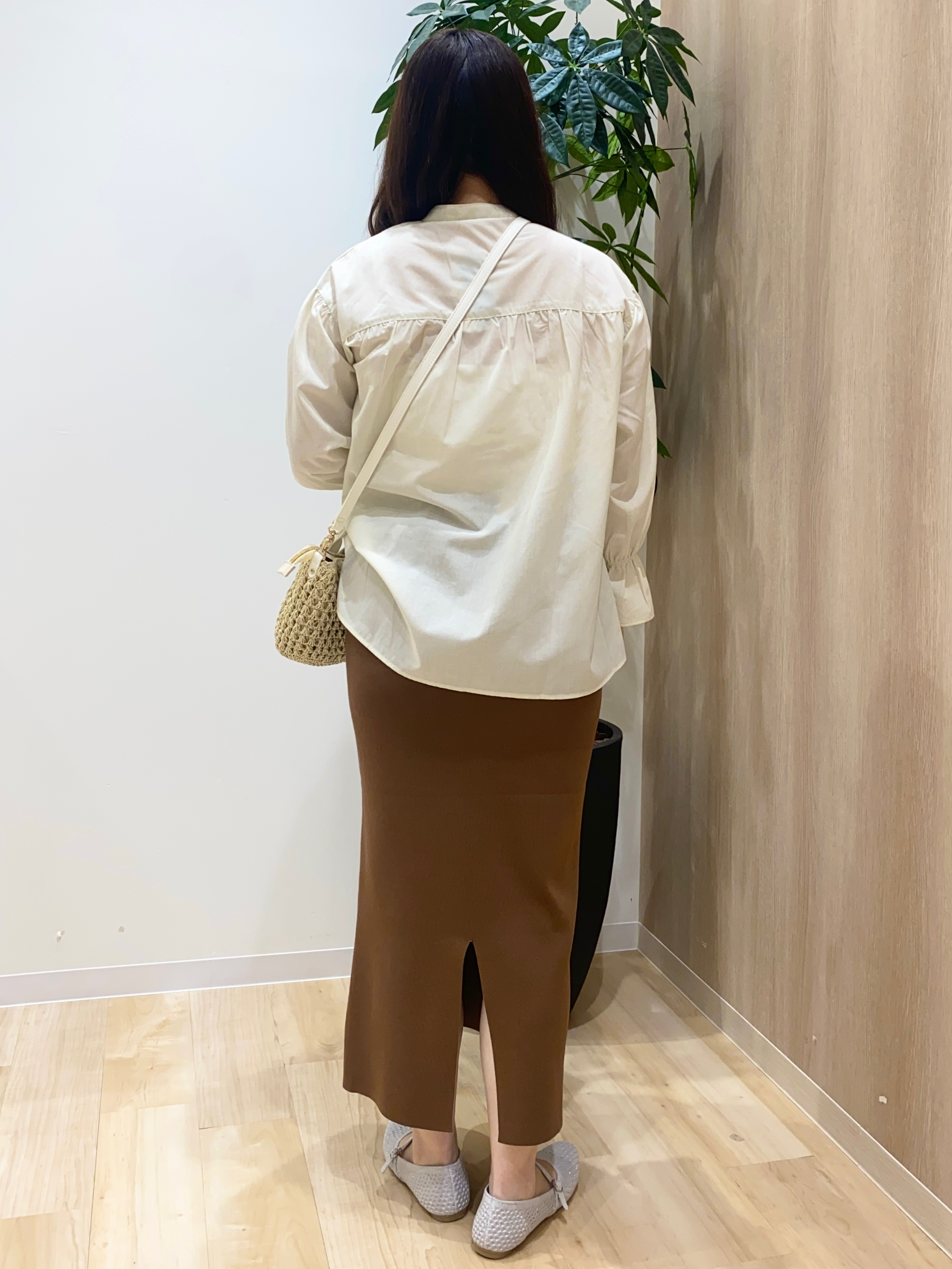 HANAさんの「grove｜【貴島明日香さん着用／イージーケア／接触冷感】麻混スタンドギャザーシャツ」を使ったコーディネート