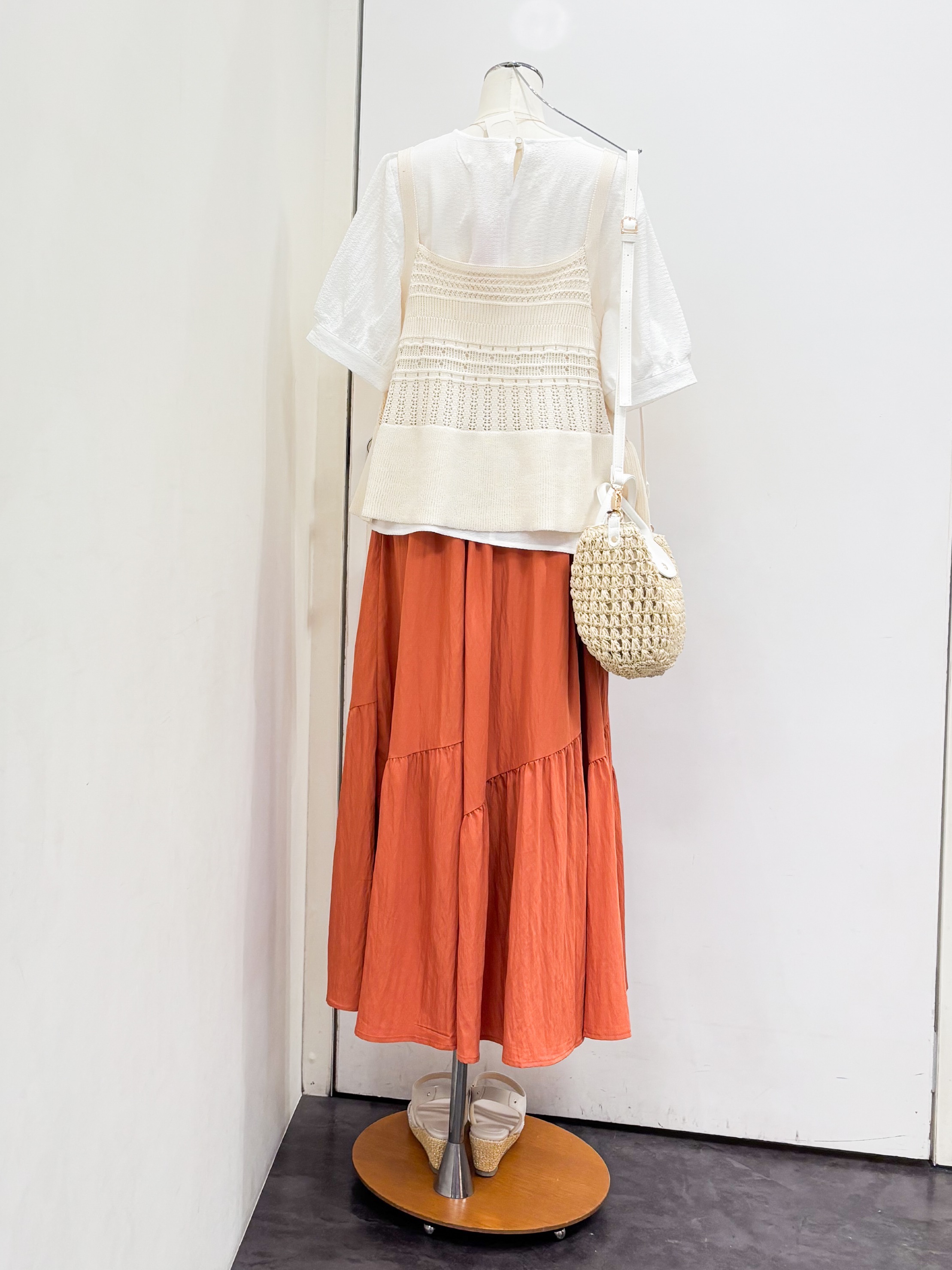 yukariさんの「grove｜【2点SET】着るだけで完成、透かし編みニットビスチェ&times;ブラウス」を使ったコーディネート