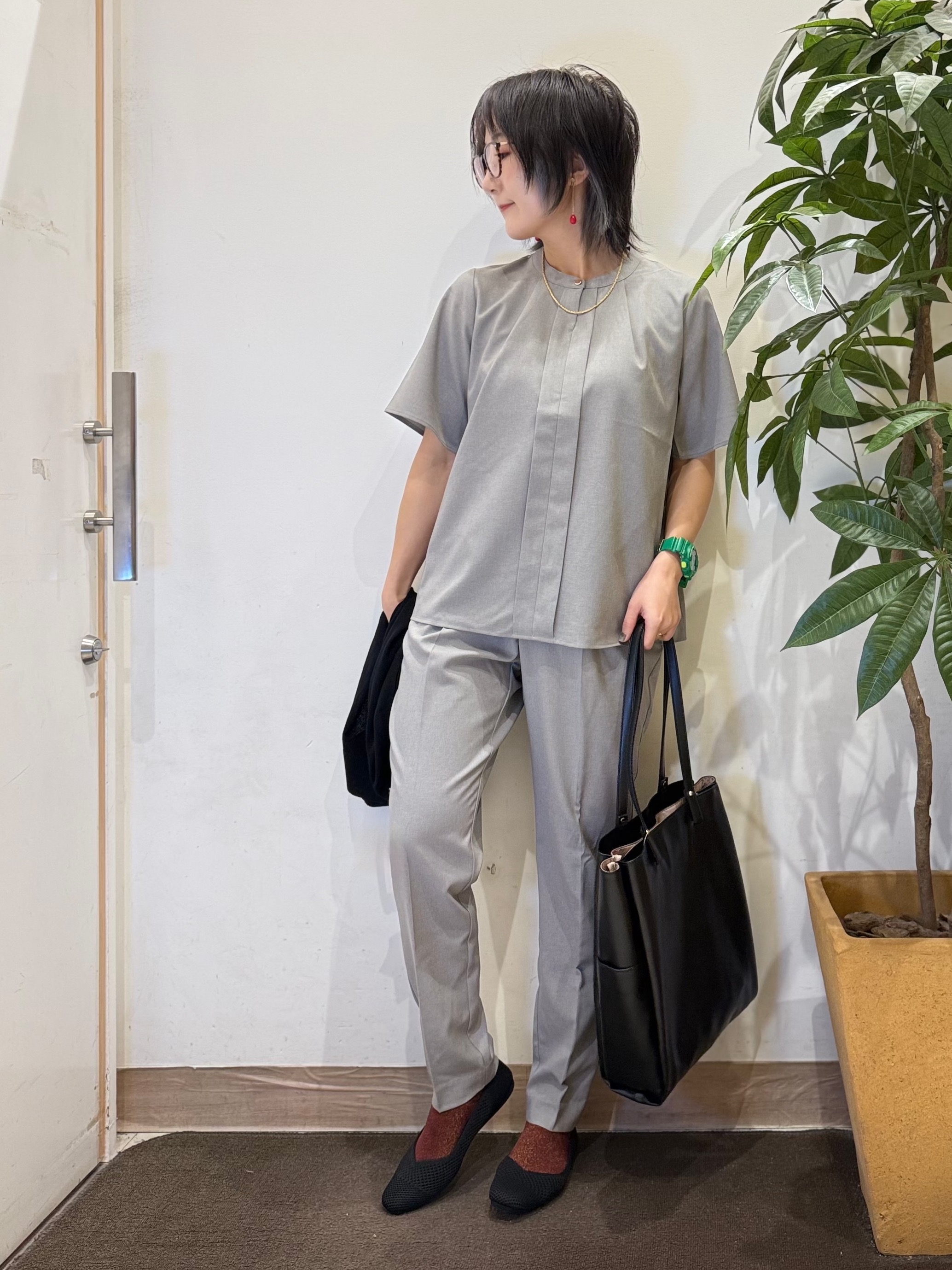 misakiさんの「SHOO･LA･RUE｜【ひんやり/吸水速乾/セットアップ可】洗濯後しわになりにくい　タックブラウス」を使ったコーディネート