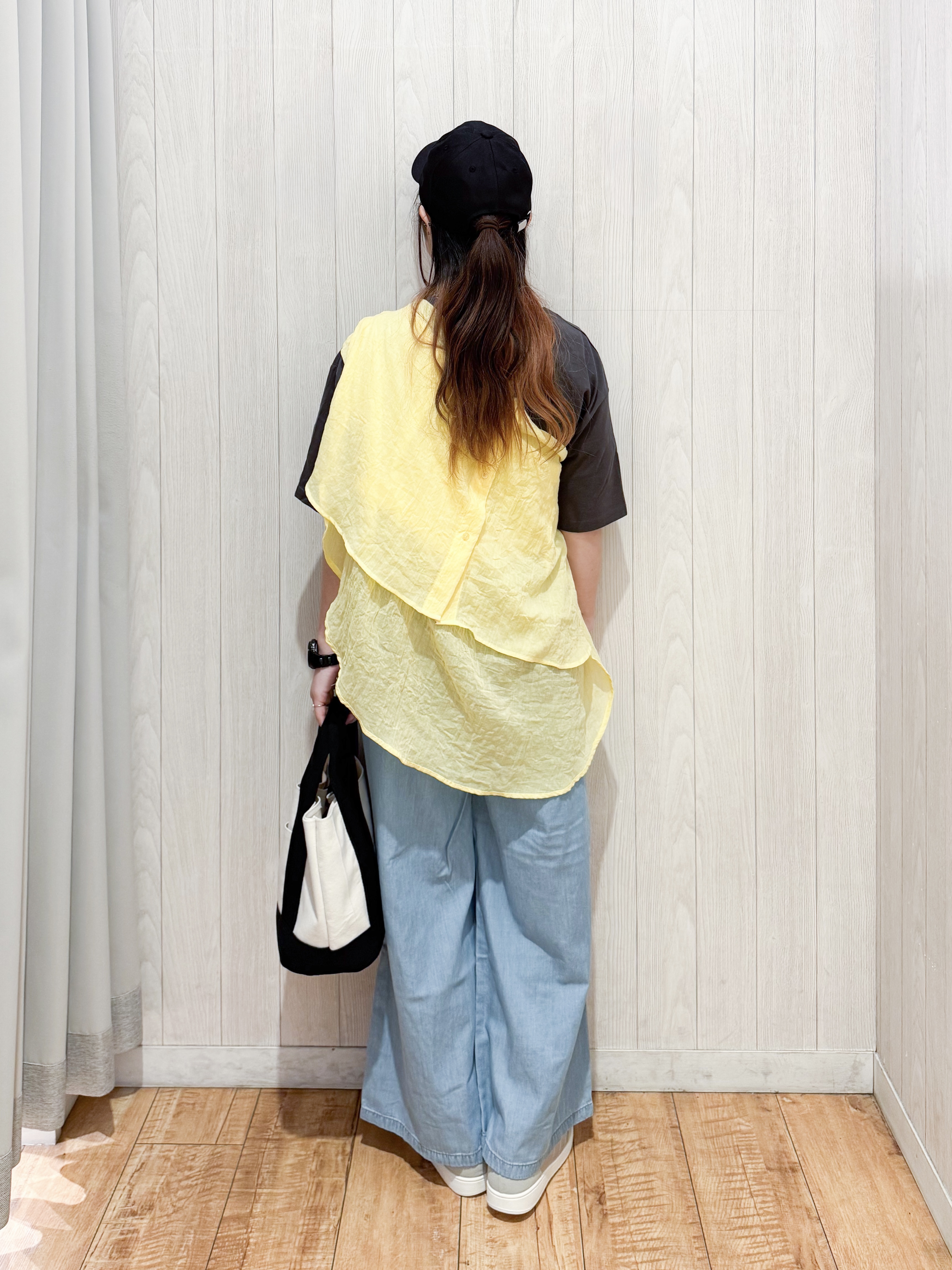 愛さんの「SHOO･LA･RUE｜【体型カバー】ふんわり質感 やわらかこなれシアーシャツ」を使ったコーディネート