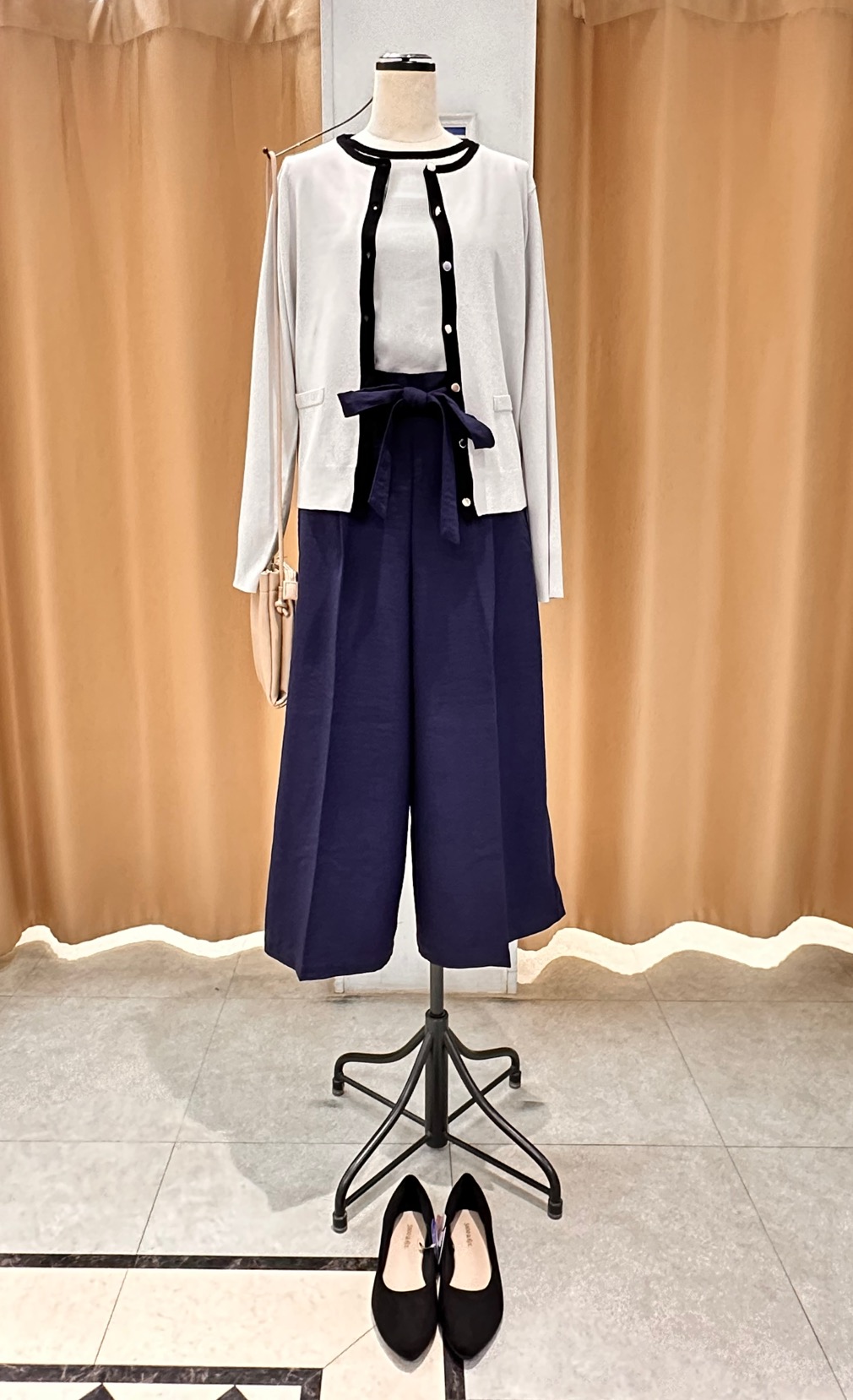 Yossyさんの「SHOO･LA･RUE｜【洗濯機可/S-LL/アンサンブル可】パールボタンが上品　華やぎ配色カーディガン」を使ったコーディネート
