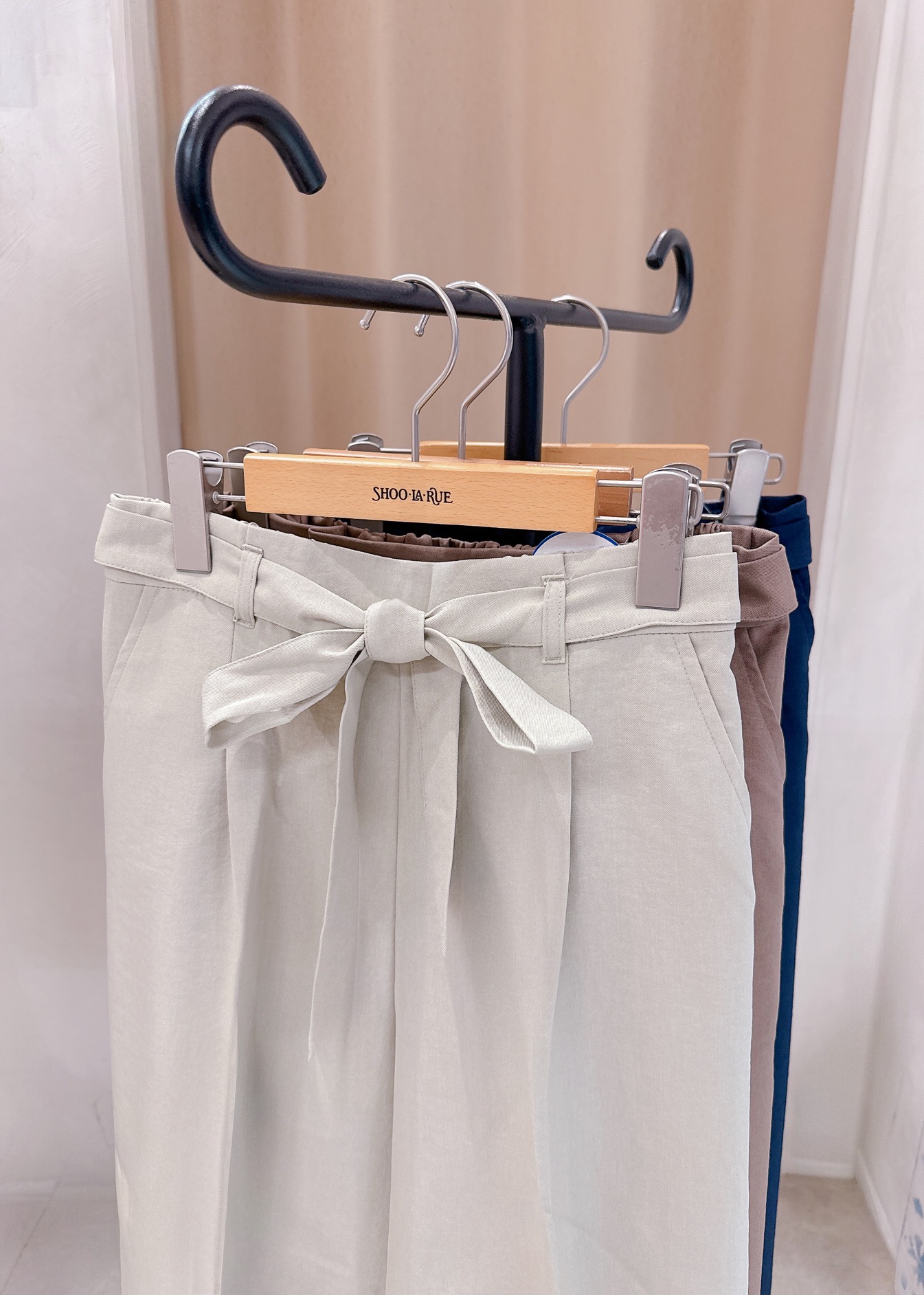 Yossyさんの「SHOO･LA･RUE｜【洗濯機可/S-LL/アンサンブル可】パールボタンが上品　華やぎ配色カーディガン」を使ったコーディネート