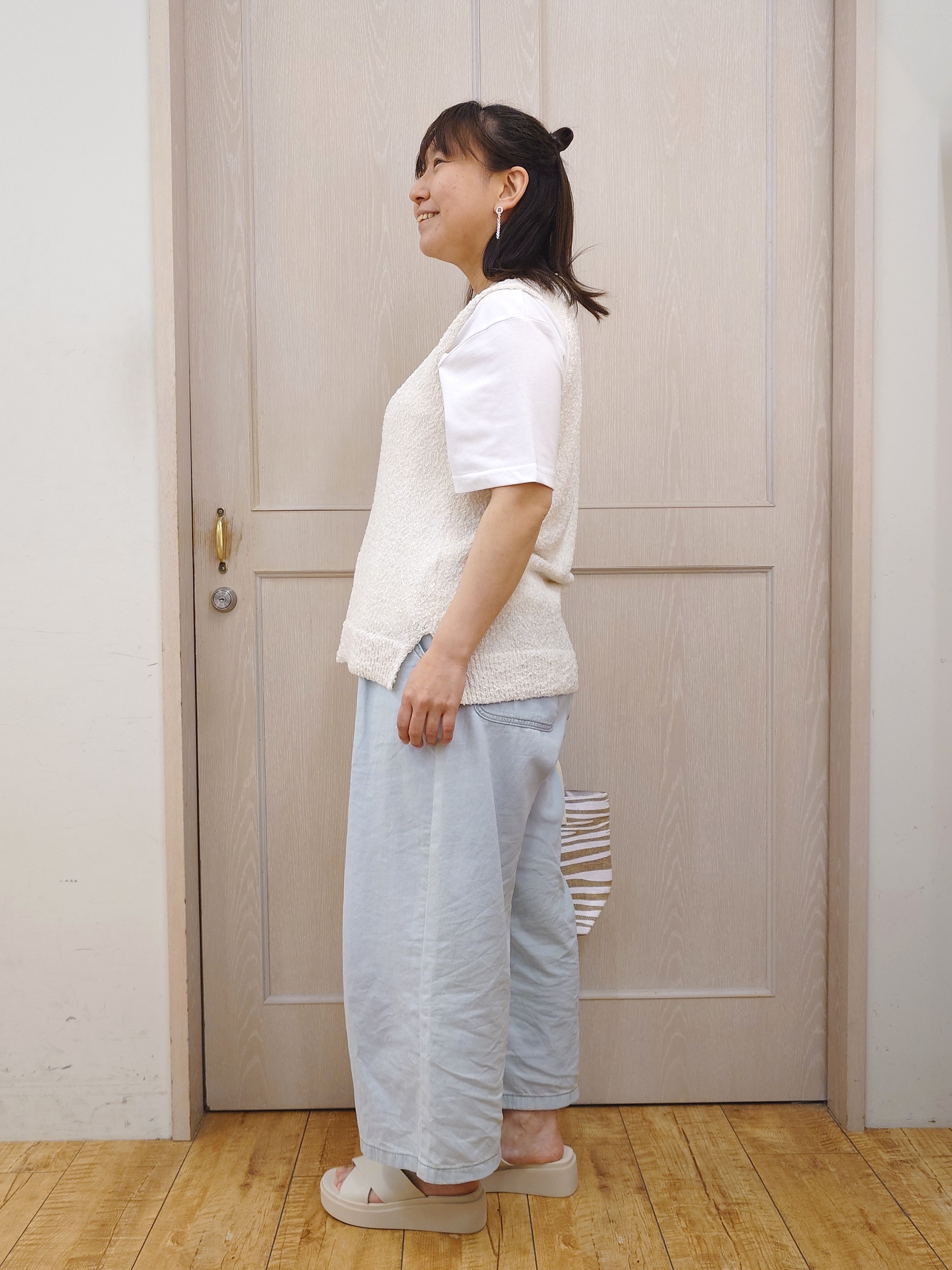 とろろさんの「SHOO･LA･RUE｜【2点セット/S-LL】ニットベスト＆ロゴTシャツSET」を使ったコーディネート