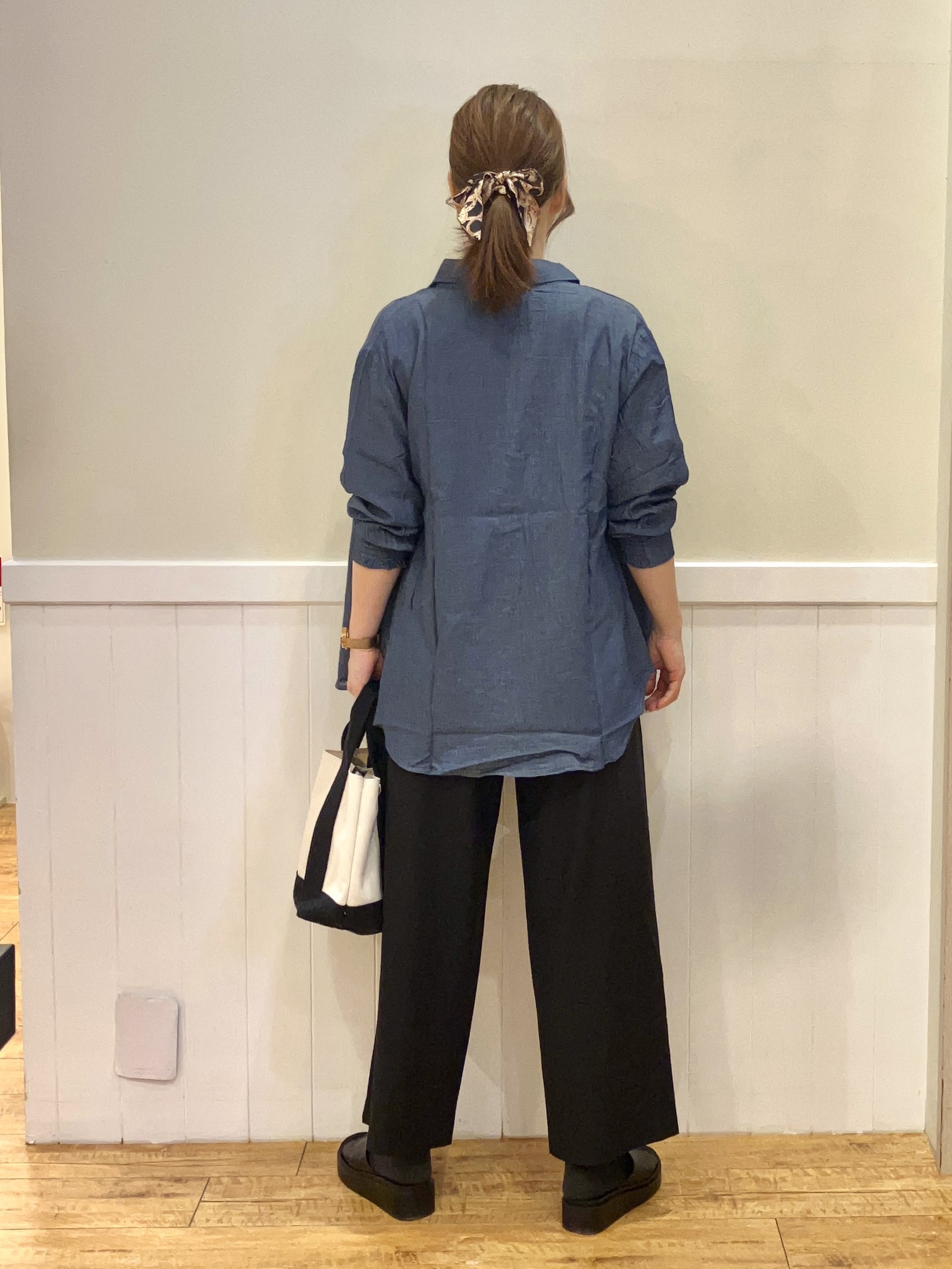 FUJIさんの「SHOO･LA･RUE｜【綿100%/UV/S-LL/体型カバー】優しく透ける 柔らかシアーデニムシャツ」を使ったコーディネート