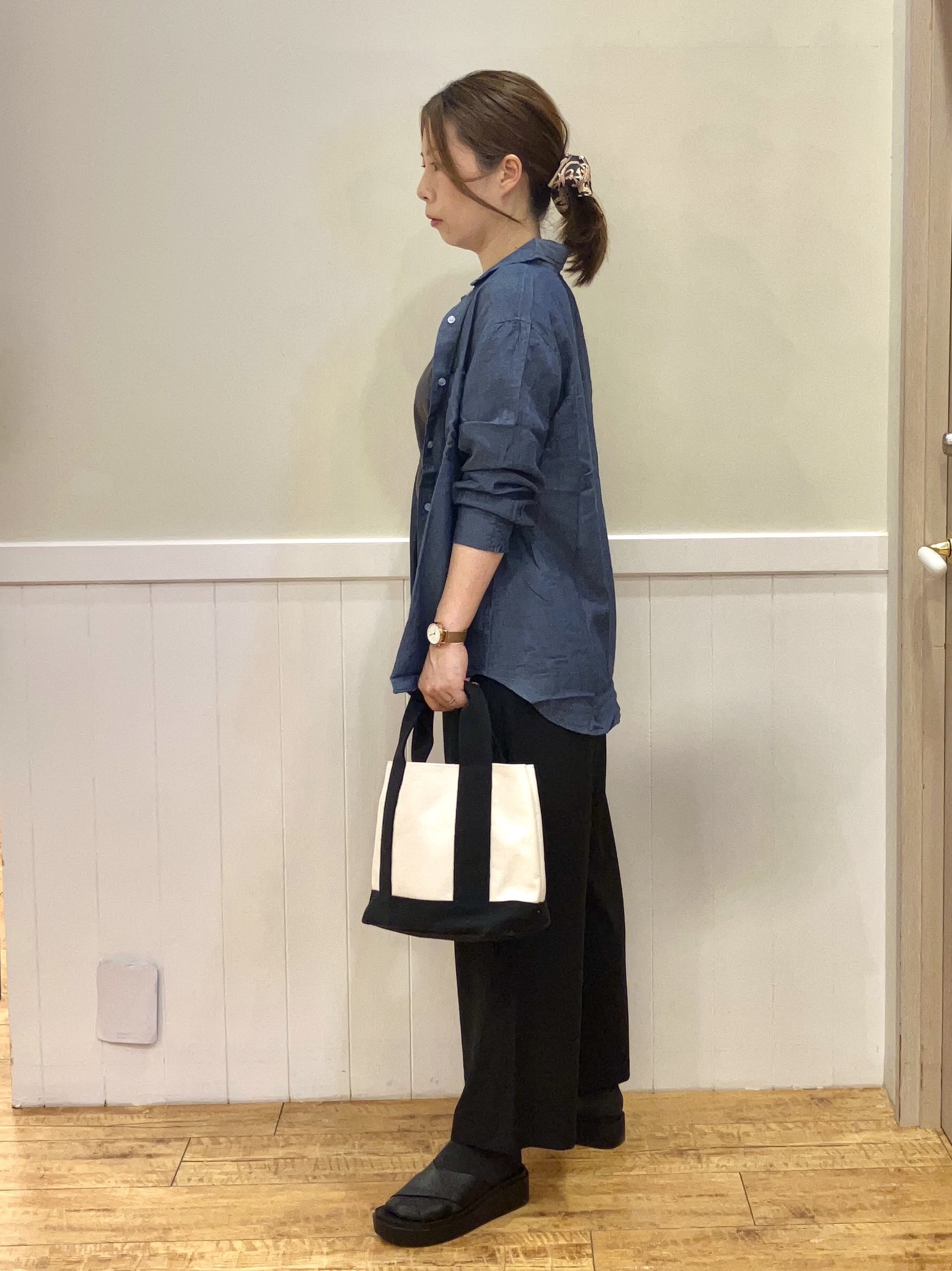 FUJIさんの「SHOO･LA･RUE｜【綿100%/UV/S-LL/体型カバー】優しく透ける 柔らかシアーデニムシャツ」を使ったコーディネート