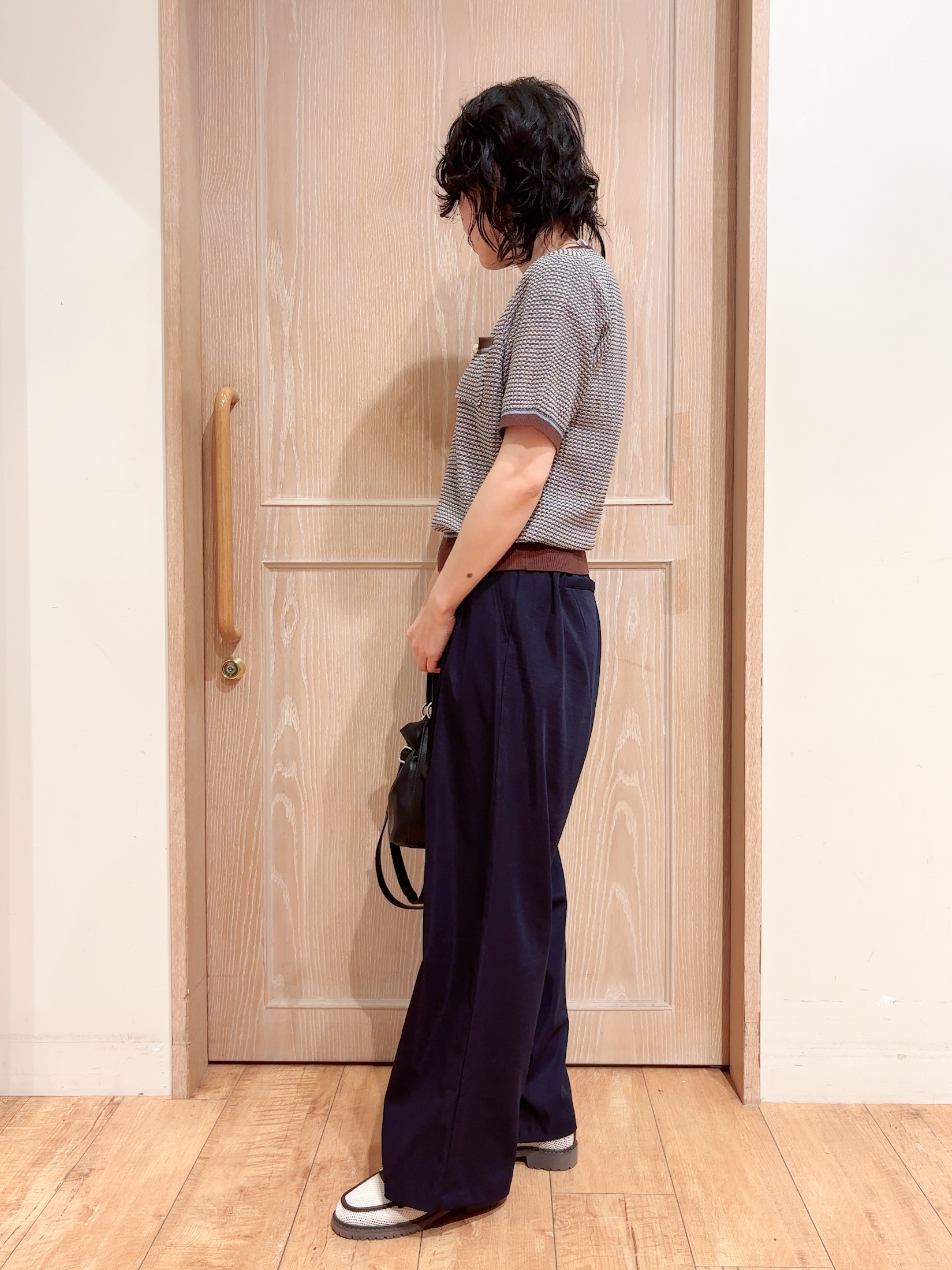 しまもさんの「SHOO･LA･RUE｜【洗濯機可/S-LL】金ボタンが上品 カノコ編み配色クルーネックニット」を使ったコーディネート