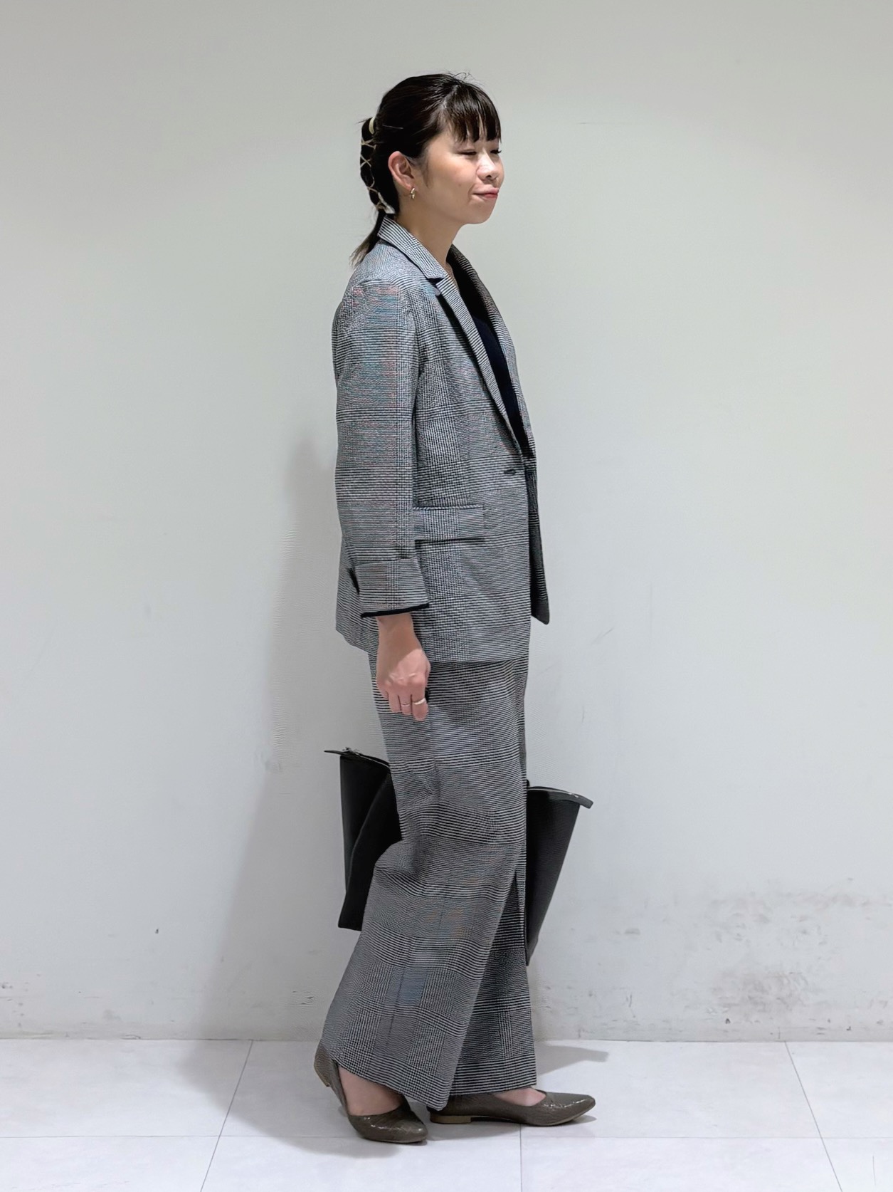 tsuyuさんの「INDIVI｜【洗える／UVケア】幾何学柄＆無地 タックVネック 半袖ブラウス」を使ったコーディネート